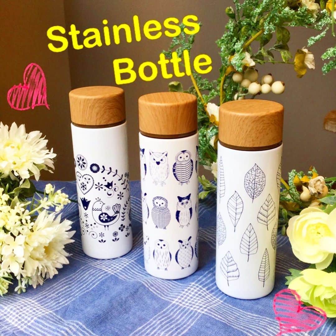 のインスタグラム：「. . ちょっとしたお出掛けにも、飲み物を持ち歩きたくなる季節ですね😅 . コンパクトサイズのステンレスボトルはいかがでしょうか❓ . 140mlで手のひらサイズ‼️ (高さ143mm、幅45mm) カバンの中で場所を取らず、重さも気になりません。 . これならマイボトルが続かなかった方も続くのでは❓ . ¥1300＋tax→ レジにて20%OFFになって ¥1040＋tax と、大変お得です✨ . 他にもお得な商品を沢山ご用意しております☺️ . コロナウイルス感染対策の取り組みとして日曜日をお休みとさせて頂いております。 お客様にはご迷惑をお掛け致しますが、平日は比較的ゆっくりとご覧いただけますので、是非ご来店下さいませ。 . #toffy #トフィー #toffy自由が丘 #自由が丘 #東横線 #雑貨のお店 #雑貨屋 #雑貨店 #家電 #キッチン雑貨 #マイボトル #エコ #ポケミニボトル #ミニボトル」