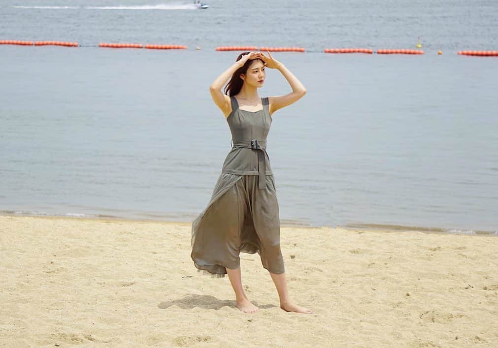 のインスタグラム：「自由を愛する女か、自由に愛される女、どちらになりたいかと問われたならわしは後者🌻 いつも自由だねって言わるけれど、何気昔から心配性なんだわ🐟  今年もどんどん焦げ路線。 出発進行🌊🌊🌊 .  私驚くべきターンオーバーの持ち主なので、凄く焦げてもしばらく日に浴びないとすぐ肌が元どおりになります☺️ どうするかと言いますと、ベッドとお友達になりましていっぱい寝ます、続いて亜鉛、タンパク質、ビタミンA、B2を摂取しまくります、加えてボディクリームなどをこれでもかっ！もうやめろよ！ってほどには塗りまくります☺️ そんな日々を日々、送っておりますの。  安心して下さい、戻りますよ💗しかしこの夏はもう少し小麦カラーにしたい🌙 . . .  #日焼け#ターンオーバー#海#ワンピース#シースルー#カーキコーデ #コーディネート#お洒落#リゾート#リゾートコーデ #高身長#撮影#ポトレ#撮影モデル#被写体#美容#自分磨き#photo#shooting#beautiful #missuniverse#follow #셀카#얼스타그램#좋아요#좋아요반사#소통#팔로우환영#오오티디#오늘의훈녀」