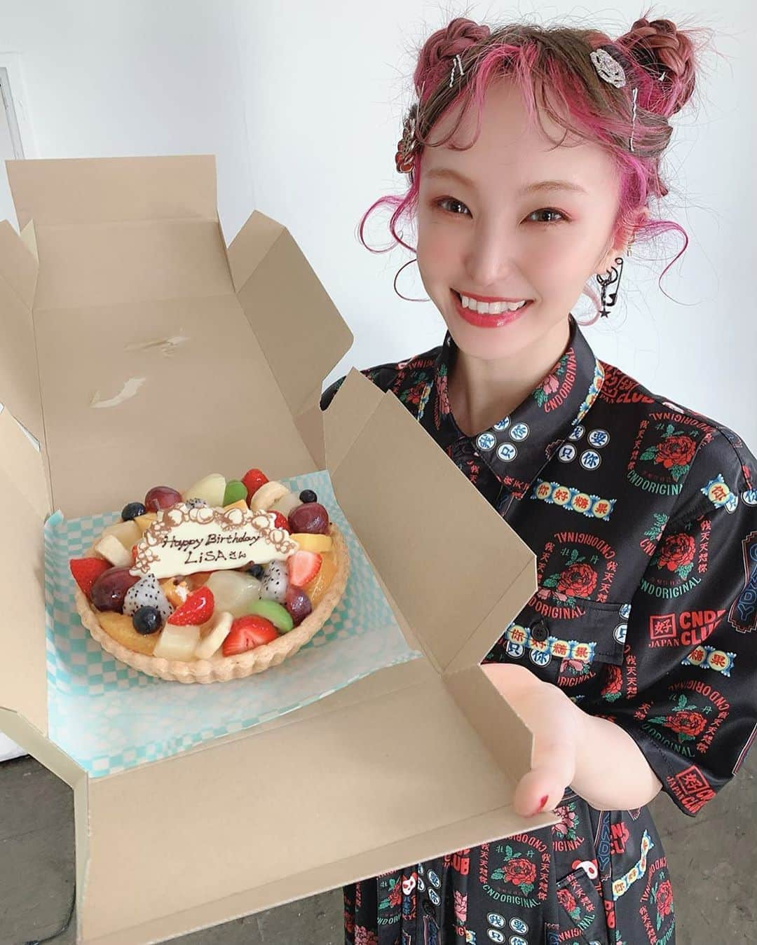 LiSAさんのインスタグラム写真 - (LiSAInstagram)「おはよ〜色んな形で沢山のお祝いメッセージ本当にありがとう！🎂 無事33年生きて来れました。今夜はFCみんなにお祝いしてもらうからね〜🎉 RT LiSAオフィシャルファンクラブ「リサラボっ。」にて、本日21:00より会員限定のバースデー生配信 #LiSA生誕祭2020 #リサラボ  https://t.co/3EnKiM7cTj?amp=1」6月24日 12時14分 - xlisa_olivex