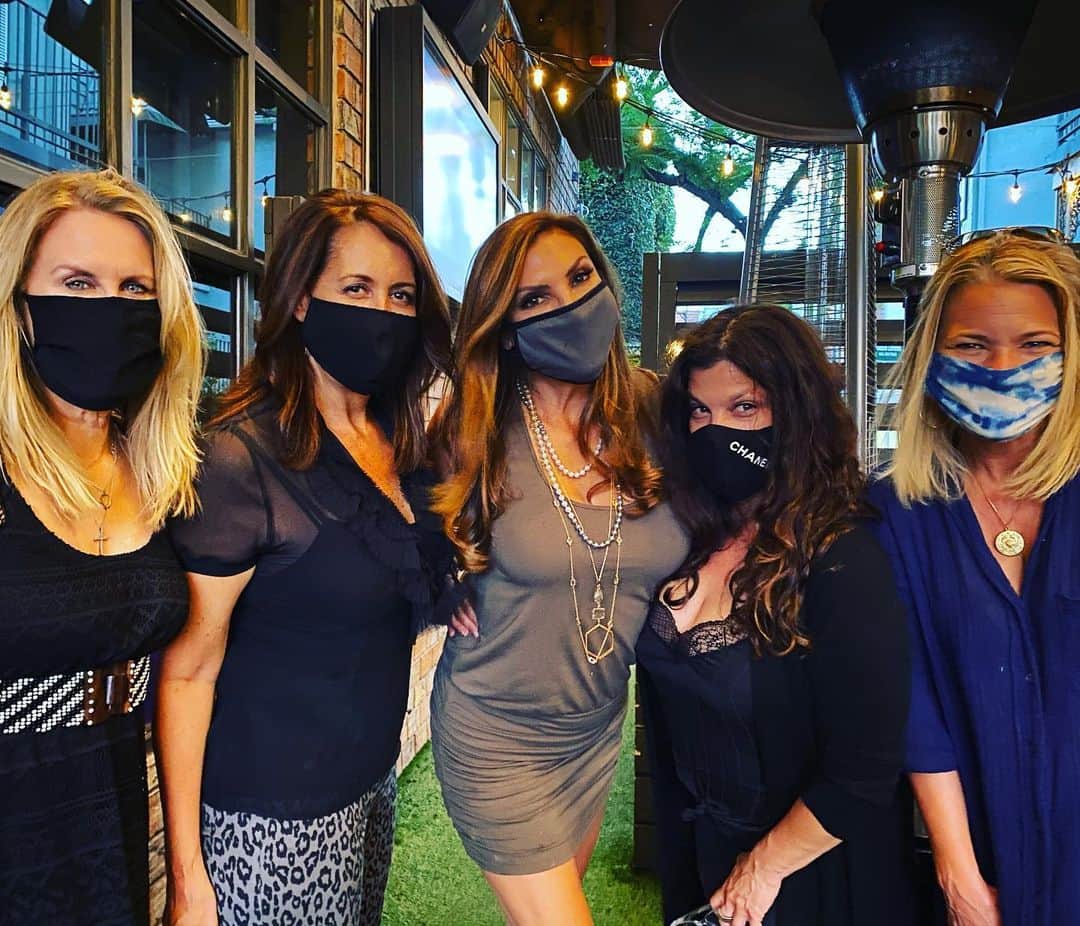 ヘザー・マクドナルドのインスタグラム：「I told you I was milking out my bday so tonight is @hqgastropub with my #valleygirl @lizkroman @janinesharell @suzannaqface @annabercsi1」