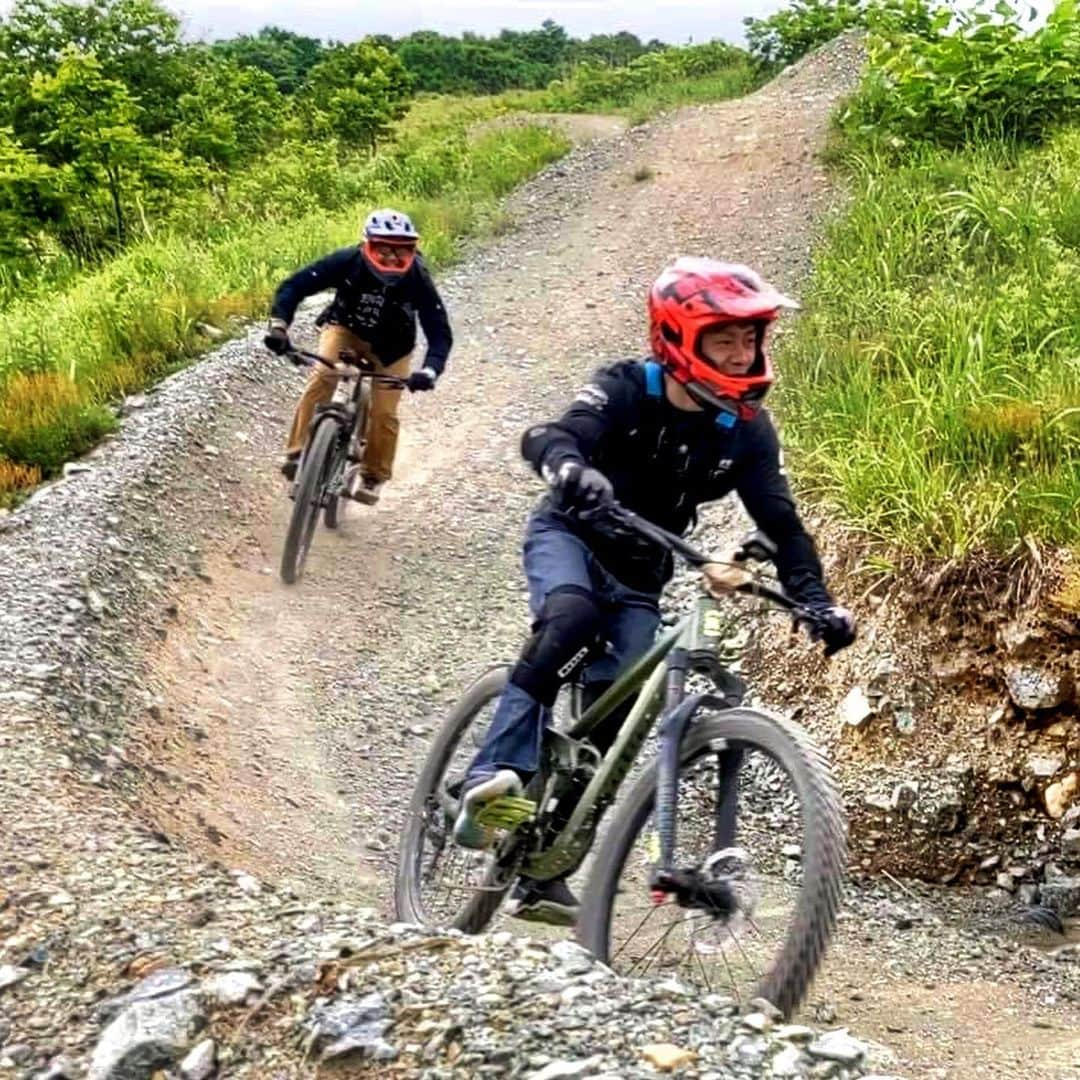 脇阪寿一さんのインスタグラム写真 - (脇阪寿一Instagram)「白馬岩岳マウンテンバイクトレーニング 〜最高の環境、最高の仲間たち〜  Produced by #三橋淳 @jun38c  Special thanks #白馬村  #白馬岩岳マウンテンバイクパーク #白馬観光開発 #spicy #堀勇 #リトルアラスカン #雨宮康平 #ニポポ #平林安里  #mtb #trailride #downhill  #444 #spy #gopro8  #youtube #三橋淳と脇阪寿一の本気で遊ぼう」6月24日 12時27分 - juichiwakisaka