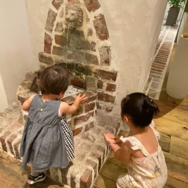 &mのインスタグラム：「幼なじみのさーちゃんと🥳 お水が大好きなふたり お水を前に素通りできないのよね  サイズ感⸝⸝⸝ #1y8m」