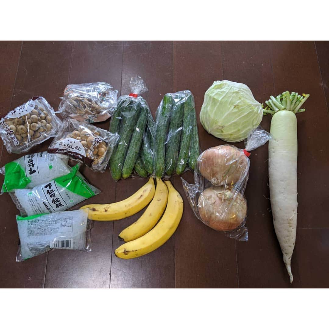山部朱里のインスタグラム：「. . 【土曜日恒例の買い出し】 忘れちゃだめ。恒例の買い出し。 ひとつひとつは省略しちゃうけど合計928円なり バナナは1本10円 しらたきとこんにゃくはひとつ40円で組み合わせ自由３つで100円。今回はしらたき３つ購入！ しらたきさんたち、我が子に荒らされた直後です、いつもバナナなのに。 １週間これで乗り切るためにメニュー考えるのが好き。 . . #自炊  #自炊記録 #自炊生活 #買い物 #野菜 #節約 . .」