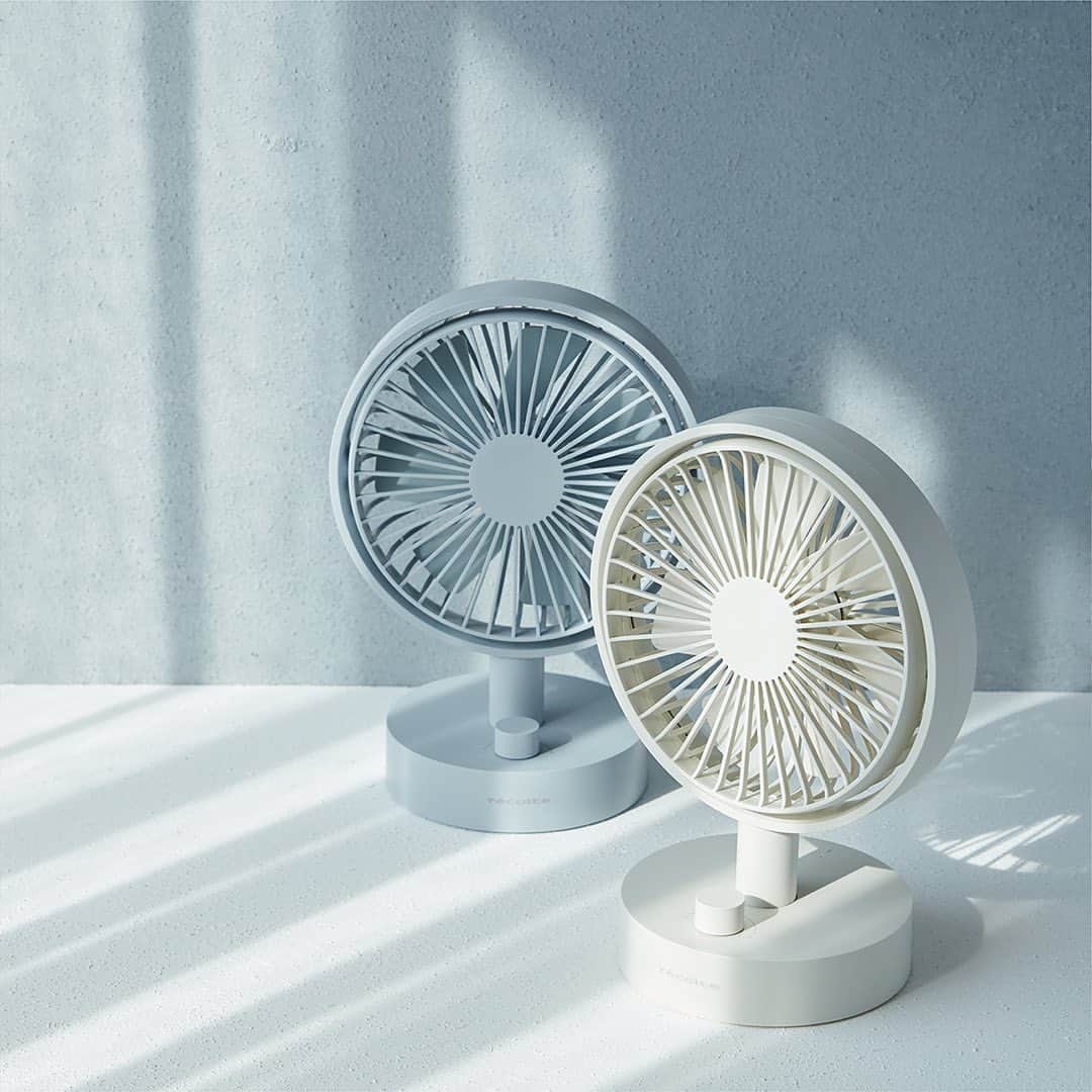 récolteレコルトさんのインスタグラム写真 - (récolteレコルトInstagram)「. ナチュラルホワイトとペールブルー。 クールながらやわらかい印象の絶妙な、くすみカラー。 マットな質感がインテリアに馴染みます。 . . ［コードレス テーブル ファン］3,800円（税別） . . . #レコルト #recolte #コードレステーブルファン #新製品　#夏家電  #扇風機  #お風呂上がりに　#テレワークに  #キッチンに #レコルトホーム家電  #インテリア家電 #ギフト家電  #ギフト　にもおすすめ」6月24日 18時09分 - recolte_official