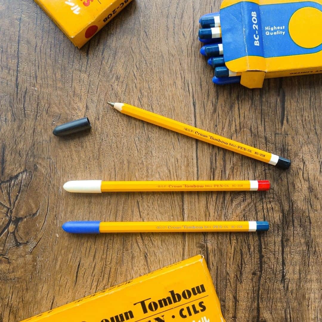 トンボ鉛筆さんのインスタグラム写真 - (トンボ鉛筆Instagram)「#トンボ文房具伝  その19！1958年 発売「クラウントンボ」📝 トンボが発売した第1号の油性ボールペンです。 軸は木製で六角軸のかわいい鉛筆型のボールペンでした✨ よーく見るとボール"ペンシル”と書かれています☺️ 価格は1本20円。  創立以来、鉛筆専業であったトンボ鉛筆から、シャープペンやマーカーなど鉛筆以外の筆記具が発売され始めた頃でした。 . . . . #トンボ鉛筆 #文房具 #文具 #文具好き #文房具好きな人と繋がりたい #ぶんぼうぐ #文房具好き #文具好きさんと繋がりたい #筆箱の中身 #stationery #stationerylove #tombowpencil #stationerydesign #stationeryaddict #レトロ #鉛筆 #pencillovers #penciladdict #pencillove」6月24日 18時09分 - tombowpencil