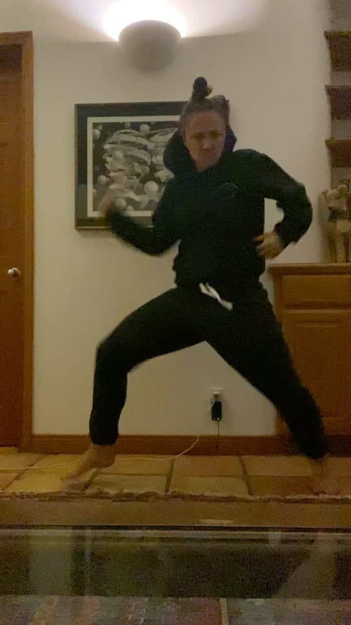 ブリアナ・エヴィガンのインスタグラム：「When the music hits an ya gotta dance. Man it feels good to play. Just a little burst of feeling the old days sprucing out of me... I’ll never get rid of the chicken dance and add some silliness where ever I go... my face is priceless. Where are the dope choreographers. Let’s do something I need help but I still got it! #teachmehowtodanceagain #gimmenewmoves #stepup in all the ways...」