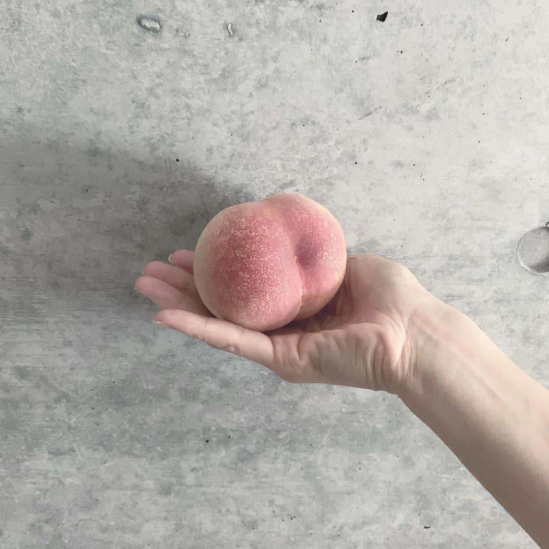 岸本佳子さんのインスタグラム写真 - (岸本佳子Instagram)「鈴木さんちの桃、日川白鳳🍑 本当に気に入ったものだけを食べると言う贅沢。 私が信じるこれからの時代、未来は、もっと自分自身のことを1番大切に考えていいんだと思う。仕事は美味しい桃を食べるための手段で、人生のすべてではないから🌏」6月24日 12時47分 - yoshico_kishimoto