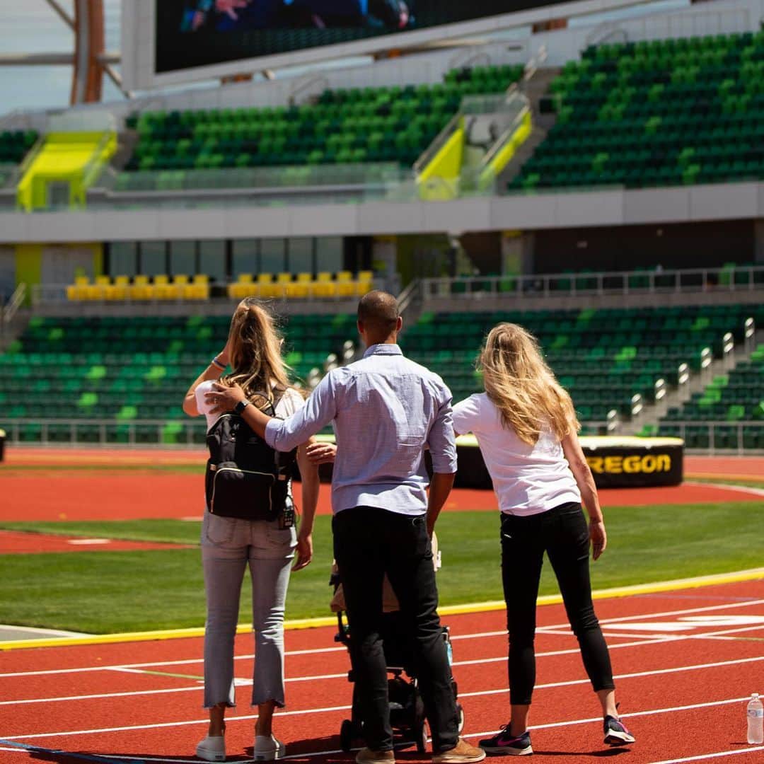 ブリアンヌ・タイゼン＝イートンさんのインスタグラム写真 - (ブリアンヌ・タイゼン＝イートンInstagram)「Today, in celebration of the decathlon world record Ashton broke 8 years ago, @oregontf and @uoregon invited us to take a victory lap around the new Hayward Field together as a family.  Hayward Field has always been a special place to Ashton and I, so it was amazing to see that even though there is a huge new stadium around it, the feeling of the original Hayward Field as we know it still very much remains. It is truly magical. I’m excited for all the athletes who get to compete in it, and for the fans who will be watching the magic from the stands. #eaton9039 #olympicday」6月24日 12時58分 - btheiseneaton