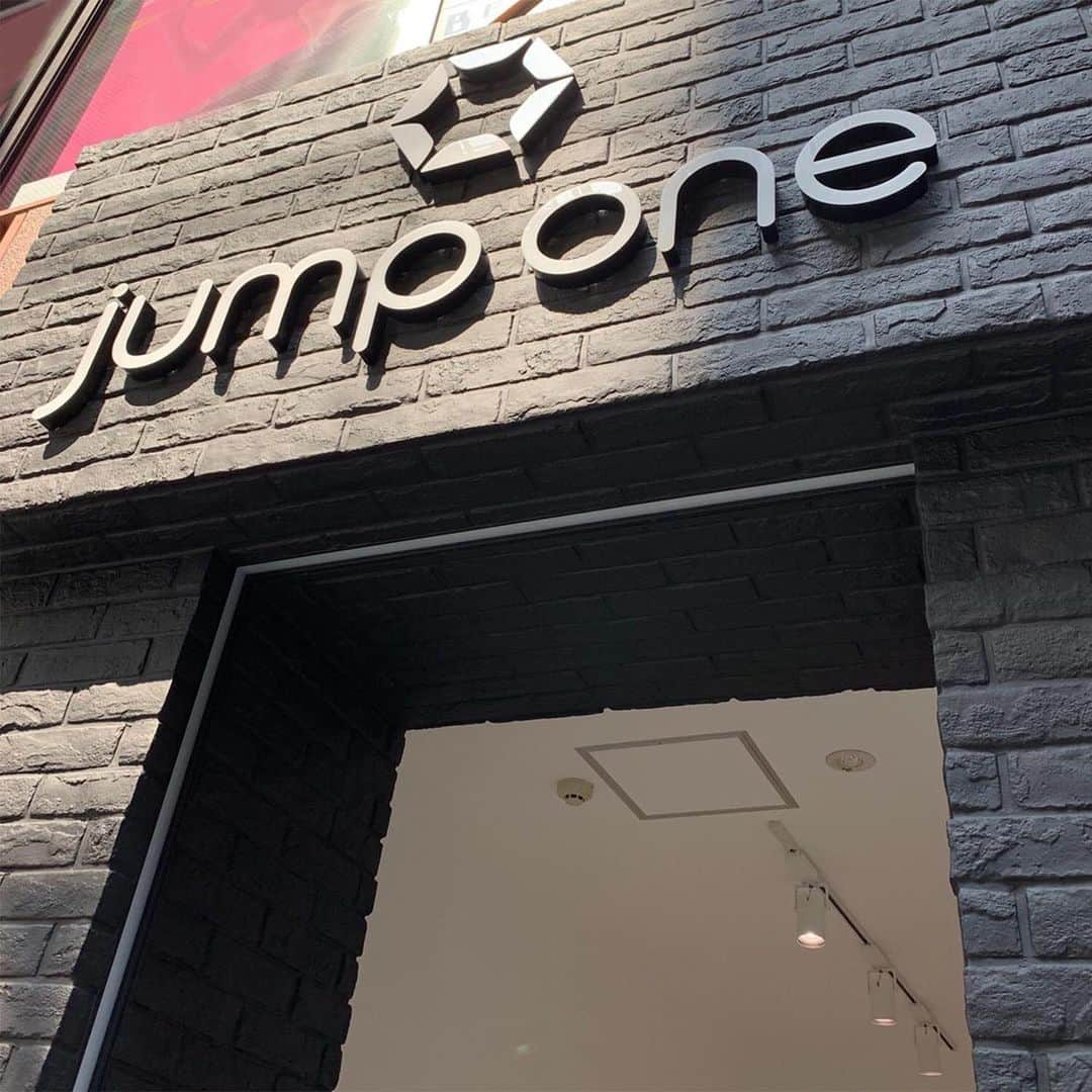 jump one（ジャンプワン）さんのインスタグラム写真 - (jump one（ジャンプワン）Instagram)「【 jump one Kumamoto スタジオ紹介 】 . 先日6月4日にオープンした九州初の「jump one Kumamoto」。 今回は新店舗Kumamotoのスタジオをご紹介します！ . 店舗は、レトロな路面電車の「通町筋」駅から徒歩1分！ 熊本城近くの上通アーケード入口付近にあります。 . 階段を下り、扉を開けるとネオンサインがお出迎え✨ 通路を抜けると広々としたフロントに到着です♪ ※インストラクター：Akane.H & Sae.S / Kohei . スタジオ側にはイラストで埋め尽くされた壁面が広がります。 壁面の前に立って撮影するだけで、簡単に"インスタ映え"する写真が撮れます！📸 イラストと同じポーズで撮影するのも楽しいですよ！😆 ※インストラクター：Soma . 「jump one Kumamoto」は男女兼用スタジオですので 個人のお客様はもちろん、ご友人、ご夫婦でのご来店もお待ちしております♪ 皆さま、ぜひ「jump one Kumamoto」にお越しください！ そして、レッスン前後に写真も撮ってみてくださいね！！ スタッフ一同お待ちしております！ . . #jumpone #ジャンプワン #diet #ダイエット #筋トレ #トレーニング #ボディメイク #フィットネス #ワークアウト #ストレス解消 #エクササイズ #有酸素運動 #脂肪燃焼 #トレーニング女子 #腹筋割りたい #ジム女子 #暗闇フィットネス #トランポリンダイエット #暗闇トランポリン #トランポリンフィットネス #滝汗 #美ボディ #美body #駅近ジム #熊本 #上通り #open #店舗紹介」6月24日 13時00分 - jumpone_official