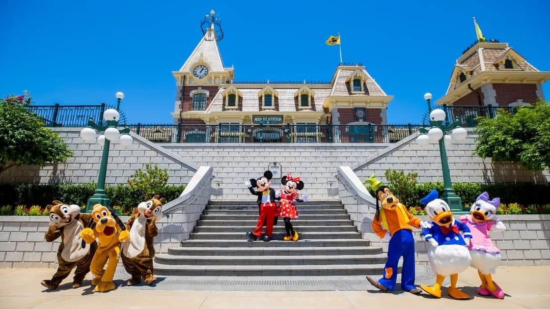 Discover Hong Kongさんのインスタグラム写真 - (Discover Hong KongInstagram)「Hong Kong Disneyland has reopened! To ensure a magical experience with greater peace of mind, it has implemented a series of health and safety measures.  And since advance online booking is required, remember to make a reservation before your visit! See more: @hkdisneyland  香港迪士尼樂園重開咗喇！樂園跟足政府及衛生部門指引，實施咗一系列健康及安全措施，大家可以放心去玩！ 提提大家，出發前記得先預約同訂飛呀！詳情請參考：@hkdisneyland #DiscoverHongKong」6月24日 13時00分 - discoverhongkong