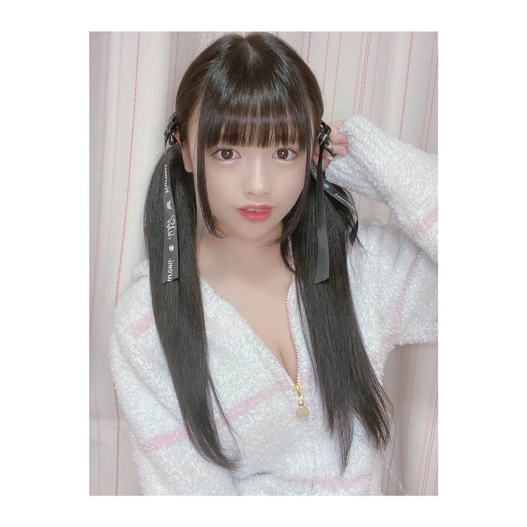 亜桜しおんのインスタグラム：「. . #アイドル #地下アイドル #パジャマ #パジャマコーデ #ツインテール #黒髪 #エスクテ #ヘアアレンジ #クロミ #リボン #ナチュラルメイク #自撮り #自撮り界隈」