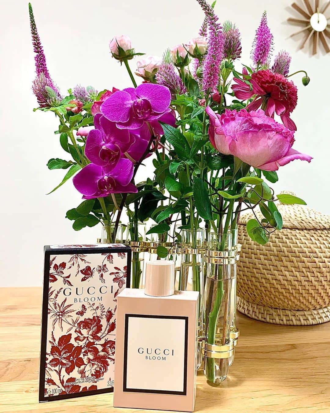 松原汐織のインスタグラム：「@guccibeauty 🌹 GUCCI Bloom Eau De Parfumの香りを初めて嗅いだ時、一瞬で虜に❤️ しばらく香水から遠ざかっていた私、久しぶりの大ヒット😍 ・ チュベローズ＋ジャスミン＋ラングーンクリーパーの香りは、爽やかで色気があって意志もしっかりとある✨ こういう女性になりたいと思う様な、そんなフレグランス。 ・ こんな時代だからこそ、身近な愛する人や自分の為に素敵な香りを纏いたいと思える出会いでした🙏🏻💗 ・ #GucciBeauty #InBloom」