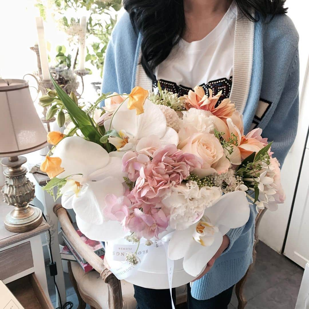 Florist.janeさんのインスタグラム写真 - (Florist.janeInstagram)「#블스박스 🧡 . . . . . . . . . . ☝🏻 블스 주문건 경우 배송료는 모두 별도 입니다. . ✌🏻배송 시간은 원하시는 시간대에 지정하실 수 없으며 오전/오후/저녁 중 선택해주시면 일괄 배송합니다. . 👌🏻상품 문의시 원하시는 작품 캡쳐후 문의주시면 빠르게 답변도와드리겠습니다💕 . . . . . . . . #블루밍스완 #플라워박스 #꽃스타그램 #플로리스트 #플라워레슨 #꽃학원 #데일리스타그램 #선물스타그램 #flowers #꽃배달 #학동역꽃집 #논현동꽃집 #강남꽃집 #강남꽃배달 #연예인서포트 #플로리스트학원 #일상 #여자친구선물 #결혼기념일 #결혼10주년 #와이프선물 #생일선물 #생신선물 #부모님선물 #예비시댁선물」6月24日 13時11分 - jane.florist