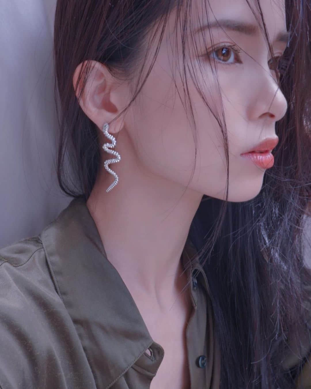 尾崎紗代子さんのインスタグラム写真 - (尾崎紗代子Instagram)「MONE初のコラボアイテム！初シルバー925ジュエリー💎発売！ . 明日６月２５日20:00〜より 遂に遂に遂に受注販売開始。 これをずっと発表したくて 数ヶ月前からうずうずしてました！！！ . 国内外問わず数多くのアーティストに愛される　@johan_silverman_paris とのコラボジュエリー。 MONEのシグネチャーモデルである スネークピアスをヨハンシルバーマンが独自技術で再構築。 シルバー925を使用し、目にはダイヤモンドを入れて ラグジュアリーかつエレガントな表情に。 こんなシルバー925とダイヤモンドジュエリーがこの価格で 手に入るのもヨハンさんのお陰様です。 これは一生物と言っていいジュエリー。 シルバーならではの経年劣化も楽しめるし サンプル作っている時からずっとワクワクしてました。 特別アイテムなので受注のみの販売になります。 是非明日20:00〜をお楽しみに！！！！ .  JOHAN SILVERMAN X MONEROPE SNAKE EARRING (pair) silver925 x diamond¥44,000(+tax) . @johan_silverman_paris  @mone_official_account . #johansilverman #johansilvermanparis  #MONE #collaboration #silver925 #silveraccessory」6月24日 13時12分 - osayo_osayo
