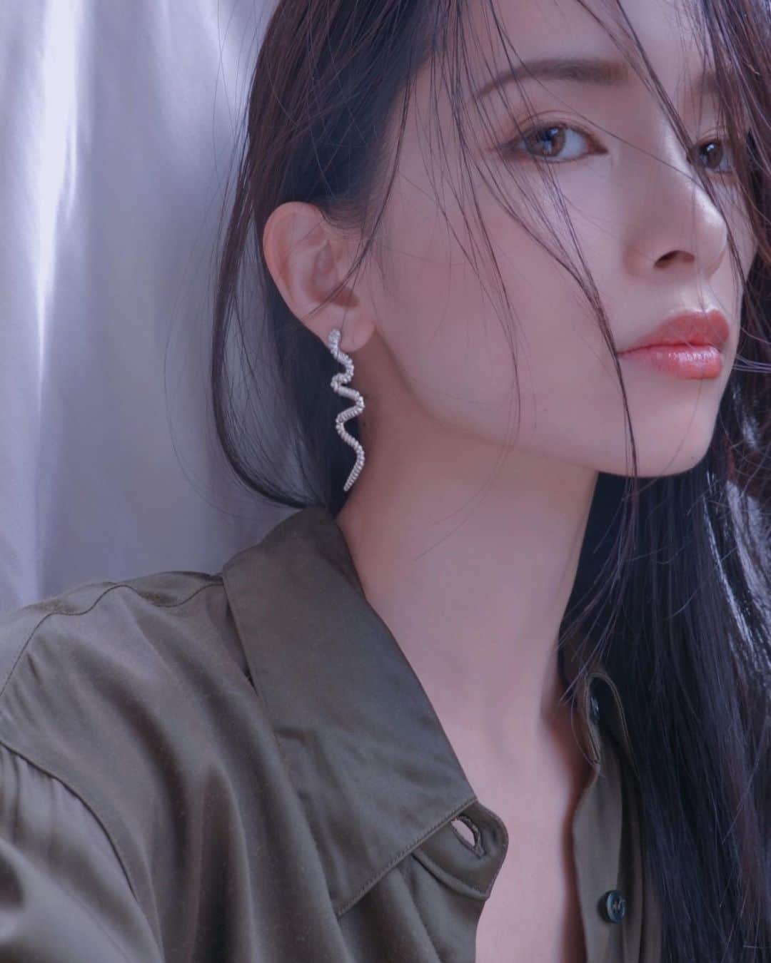 のインスタグラム：「MONE初のコラボアイテム！初シルバー925ジュエリー💎発売！ . 明日６月２５日20:00〜より 遂に遂に遂に受注販売開始。 これをずっと発表したくて 数ヶ月前からうずうずしてました！！！ . 国内外問わず数多くのアーティストに愛される　@johan_silverman_paris とのコラボジュエリー。 MONEのシグネチャーモデルである スネークピアスをヨハンシルバーマンが独自技術で再構築。 シルバー925を使用し、目にはダイヤモンドを入れて ラグジュアリーかつエレガントな表情に。 こんなシルバー925とダイヤモンドジュエリーがこの価格で 手に入るのもヨハンさんのお陰様です。 これは一生物と言っていいジュエリー。 シルバーならではの経年劣化も楽しめるし サンプル作っている時からずっとワクワクしてました。 特別アイテムなので受注のみの販売になります。 是非明日20:00〜をお楽しみに！！！！ .  JOHAN SILVERMAN X MONEROPE SNAKE EARRING (pair) silver925 x diamond¥44,000(+tax) . @johan_silverman_paris  @mone_official_account . #johansilverman #johansilvermanparis  #MONE #collaboration #silver925 #silveraccessory」