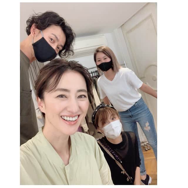 前田ゆかのインスタグラム：「信頼感があるみなさんに身を任せて、 午前の部スムーズに終わり ランチです🤍  午後の部も🙌  @hironoritanaka_ladonna  @s.minegishi  @kano_ishida  #shooting  #beauty」