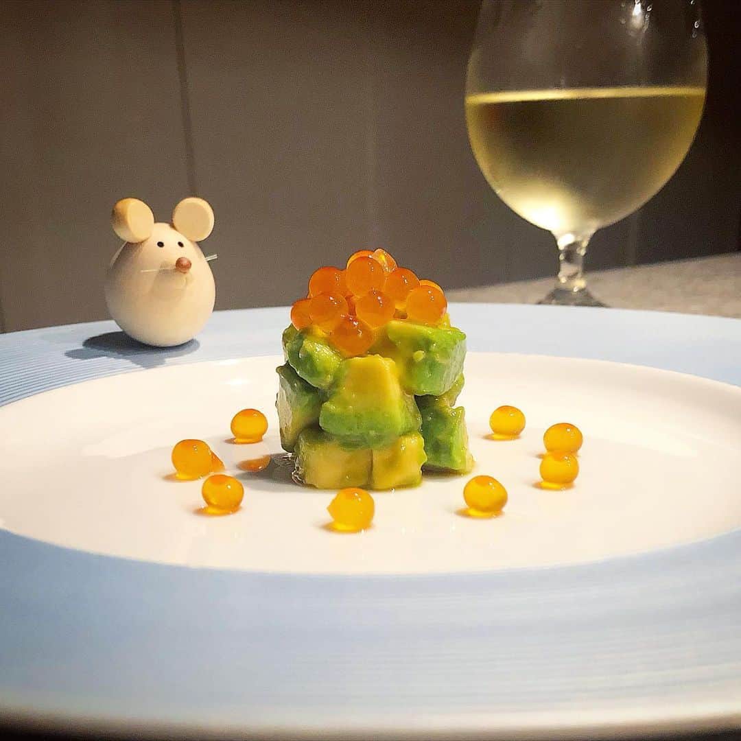 榊山敬代のインスタグラム：「🥑🐟✨… ・ 昨日はとてもお久しぶりに ブログを更新しましたの巻  LINEスタンプが完成するまでの 背景を記念につづっております  ブログは…@sakakiyamatakayo プロフィールにリンクしているameblo.jp/sakakiyamatakayoより… ・ ・ ・ 画像はアップするのを忘れてた 週末のおいしかった一品の記録  いくらさんに合わせてアボカドを 小さくサイコロ状にコロコロcut  プチプチトロトロ 小さなハーモニー 白ワインとともに  #また食べたい  さて今朝はシーツ清めて 早く夜にならないかなと まちどおしいかたわらに  デザイン作業今日中に ラフを完成させる作戦 ・ ・ #Photoshop大スキ ・ ・ ・ #おうち時間 たのしもう週間 #おうち大好き #enjoyhome ・ ・ ・ #夏  #野菜 #vegetable #アボカド #avocado #🥑 #beautiful#おうちごはん #おうち時間 #いくら #イクラ #Salmonroe #ワイン #bianco #白ワイン #wine #オードブル #seafood #antipasto #前菜 #栄養補給#artist #kitchen #cooking #日本画家 の #お料理こんなもん」