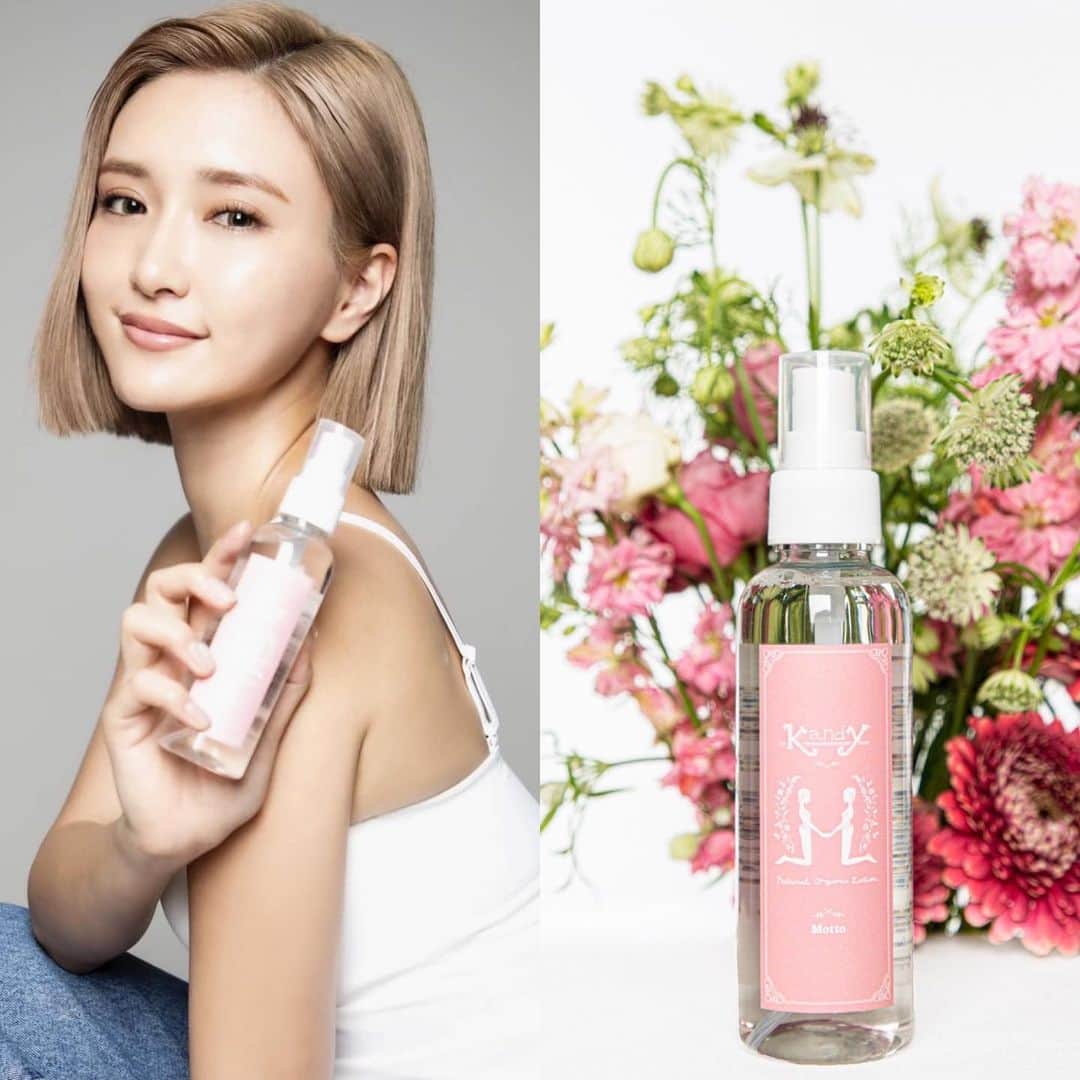 CYBERJAPAN Staffのインスタグラム：「CYBERJAPAN DANCER Kana ✖︎ 美容サロン Motto がスキンケア商品でコラボ！ . Kana と Ｍotto が美容液にこだわり１年かかりやっと出来上がりました。 . 「乾燥・シミ・シワが気になる」 「透明感・ハリが欲しい」 「水光肌になりたい」 「男性・子供も大人も使える商品が欲しい」 . この要望・悩みに寄り添い、真剣に向き合い追求し、商品を作りました！ . ———————— KANA × Ｍotto オーガニック化粧水. ———————— ・抗酸化作用 シミ・シワの原因となる活性酸素を作らせない・無毒化する・活性酸素に傷付けられた細胞を修復する働きをもつ ———————— ・100%国産オーガニック 日本各地から無農薬栽培された植物や果実から出来てます。 製品自体にオーガニック認証を取得している ———————— ・14種類の保湿成分配合 お肌を整え、ハリ、つやなどを与えます。 コラーゲン合成も高めるといわれてます。 ———————— ・超微粒ミストスプレー お肌・毛穴に浸透するように超微粒ミストスプレーで、お風呂上がりサッと使える手軽さ。 手の届かないの背中にも、簡単にお化粧水をつけれるように噴射の強さにも拘りました。 持ち運びも便利ですので、みなさんの生活１部になっていただけると嬉しいです。 ———————— ・男女問わず好かれる香り バラとフランボワーズの優しい清潔感の漂う香りです 毎日のお手入れで、カナと同じ香りになりませんか？ . Motto ストア: https://motto-life.stores.jp/ . #cyberjapan #サイバージャパン #スキンケア」