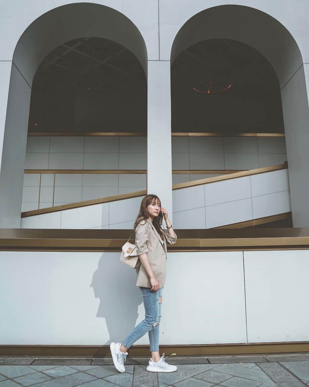 Giann Chanのインスタグラム：「Architecture is a visual art and the buildings speak for themselves - Julie Morgan  #ootd :  Bag @louisvuitton #LVPont9 Coat @stradivarius  Sneakers @yeezymafia . . #Hongkong #Themurrayhk #Architecture #Geometry #ootd #Lvhongkong #louisvuitton」