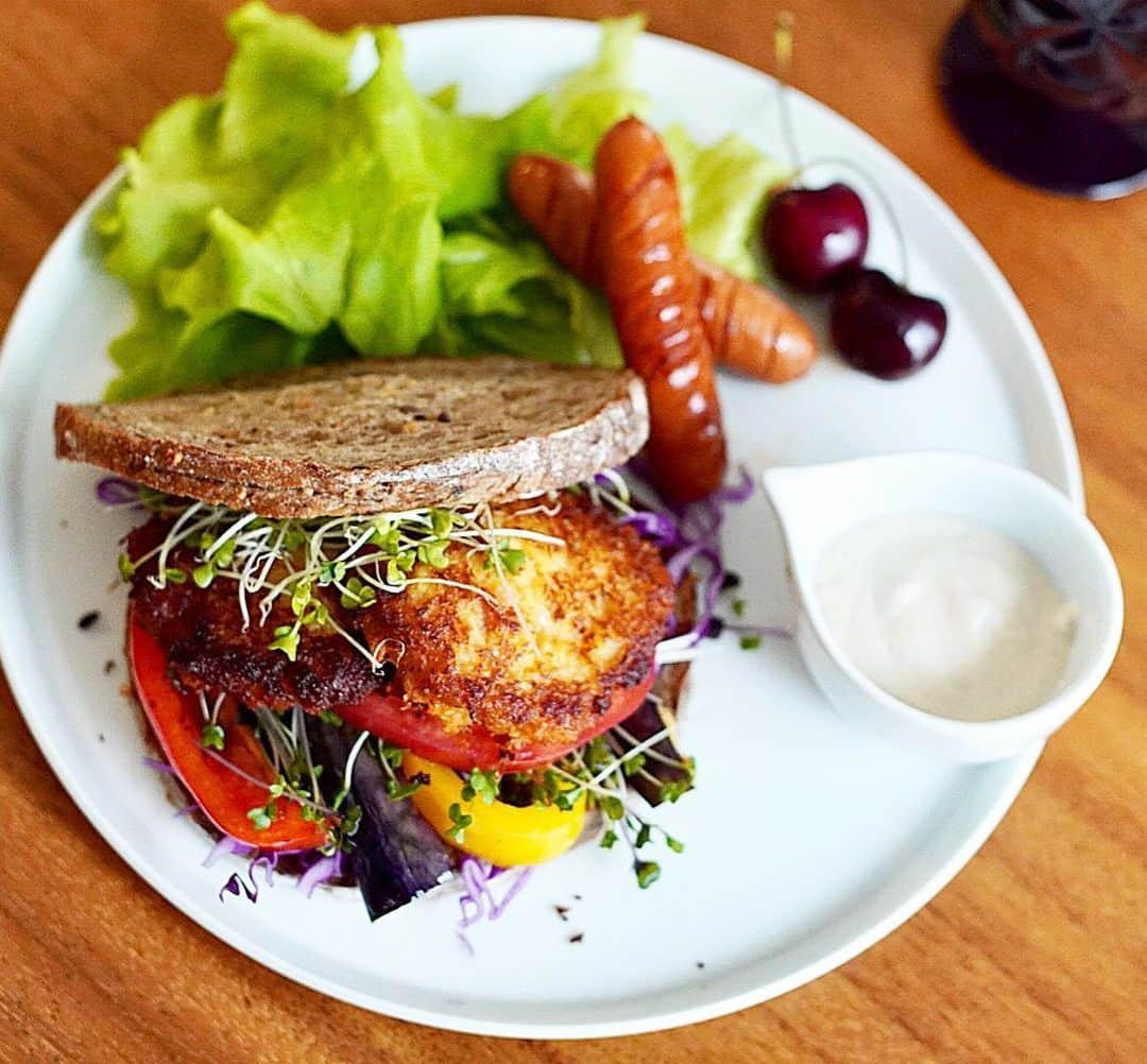 金子貴俊のインスタグラム：「今日の朝食！めっちゃオシャレ😍 ファラフェル風サンドウィッチ わたしの体の事を考えてくれて妻に感謝。久々のスタジオ収録頑張るぞー💪  #サンドウィッチ#sandwich」