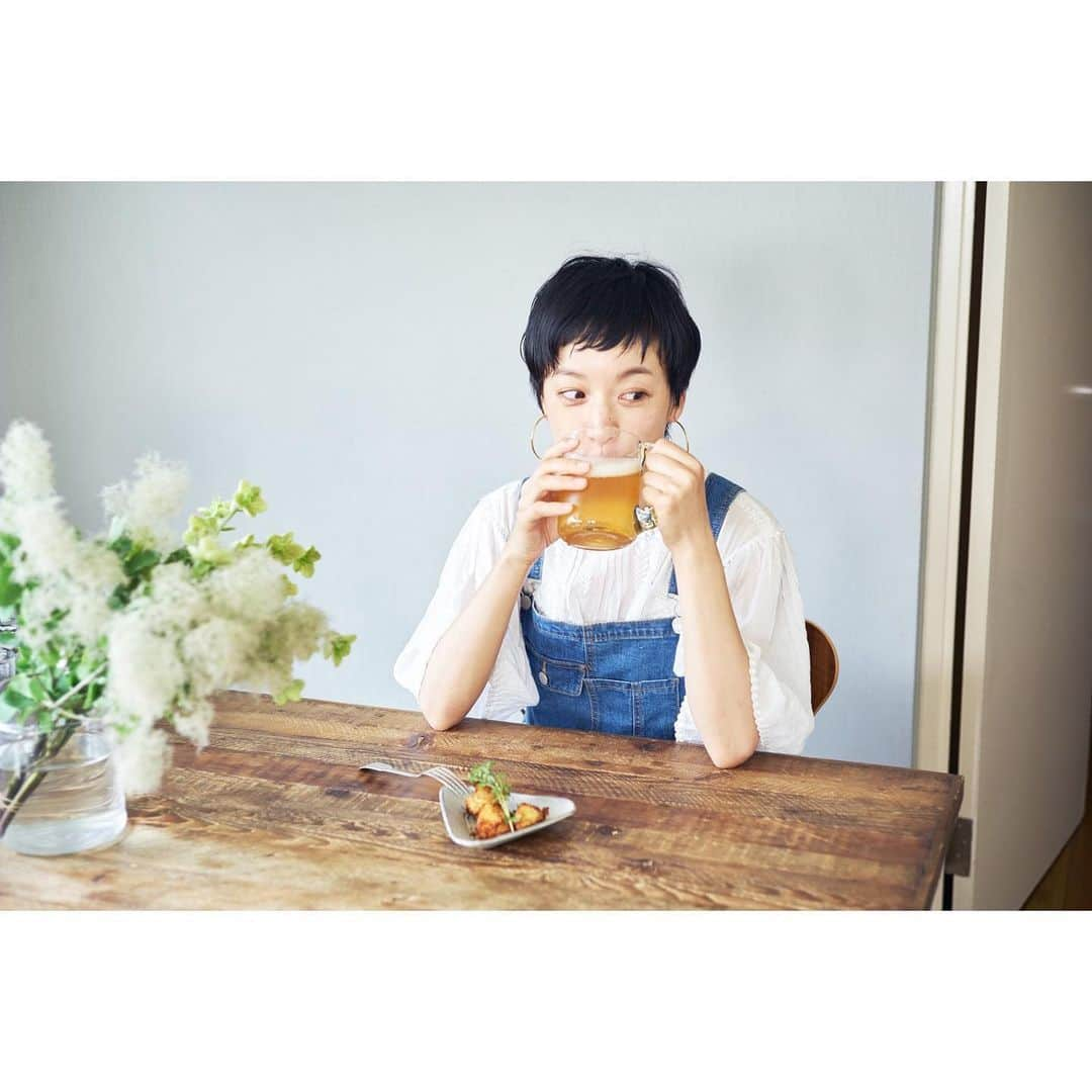 高山都さんのインスタグラム写真 - (高山都Instagram)「夏至が終わって、少しずつ世の中の賑わいも戻って、やっと季節感を味わえる余裕が出てきた。 1年通してコップは使うけれど、沖縄の風を感じる琉球ガラスは、やっぱり夏がよく似合う。 ビールをぐびぐび飲むジョッキは #ガラス工房てとてと で。 ローズマリーの香りを油に移してゆっくり揚げたフライドポテトがよく合う🍟 着るものも、口に入れるものも、自分自身も…季節の移ろいには正直でいるのがきっと一番美しい。 @andw_asahi での連載 #高山都の日々うつわ 24回目は「夏を告げるグラス」 写真 相馬ミナさん  @minasoma  構成 小林百合子さん @yurippe25  編集　秋田さん」6月24日 13時32分 - miyare38