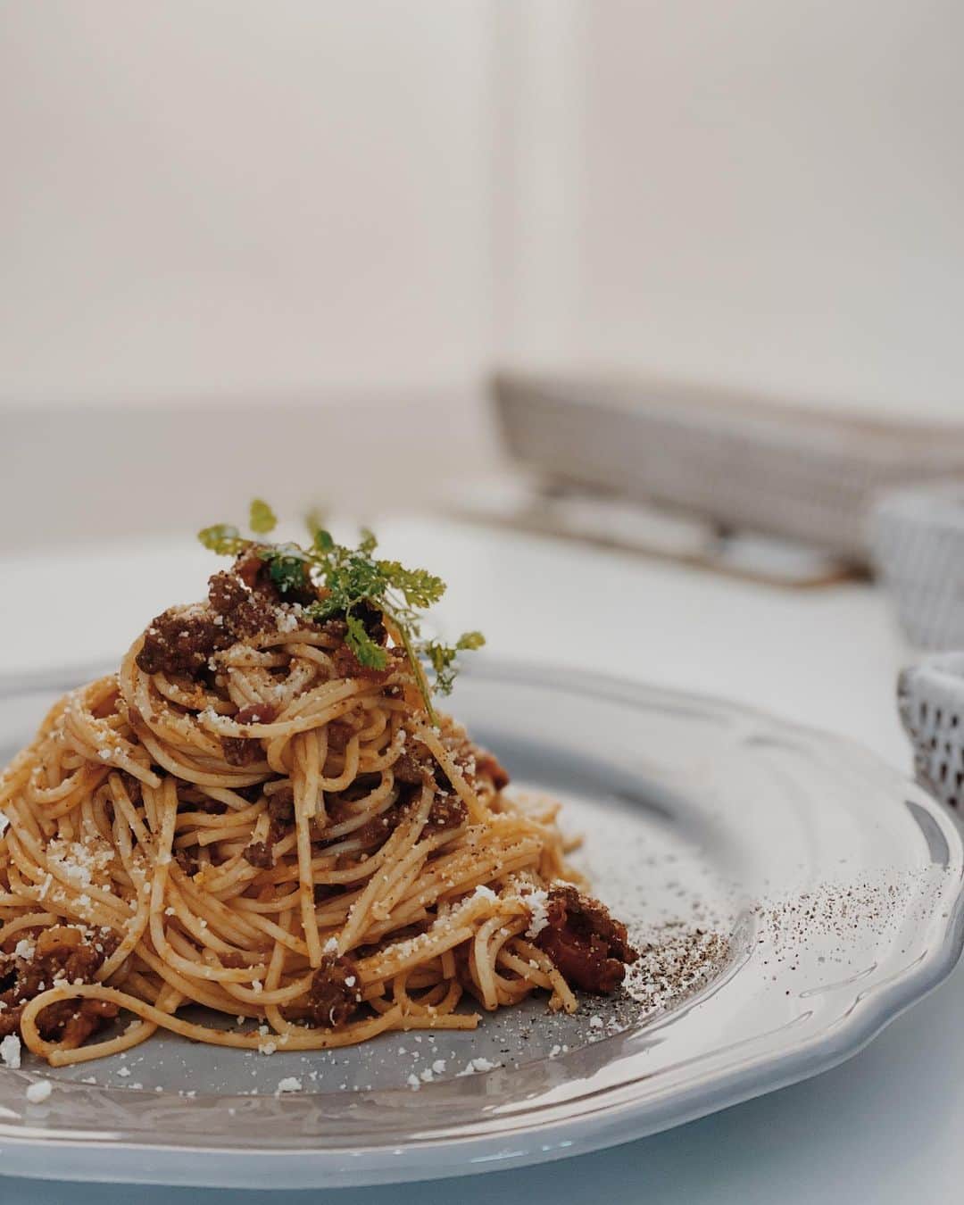 のインスタグラム：「ランチは3種類を3人でシェア😋♥︎ ひみつのボロネーゼ、ビーフシチュー、バターチキンカレー🍽 ・ ・ どれもとっても美味しかったです♥︎☺︎ ・ ・ #pointetain #ポワンエタン #大阪カフェ #箕面 #箕面カフェ」