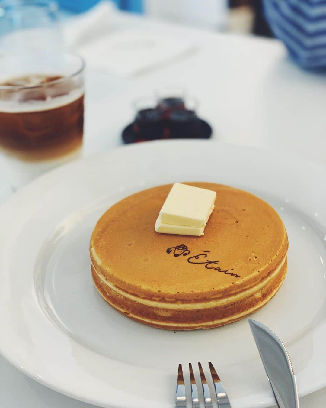 のインスタグラム：「デザートはホットケーキとプリン♡🍒 ・ 懐かしい、ほっこりするホットケーキ。 今まで食べた中で1番！♥︎ ・ ・ プリンは、大好きな硬めのプリン💛 こちらも美味しすぎてマスト🙂 ・ ・ ソフトタイプクッキーはお土産に♥︎ ・ #pointetain #ポワンエタン #エタンくんのホットケーキ #ホットケーキ #大阪カフェ #箕面 #箕面カフェ #プリン #プリン部」
