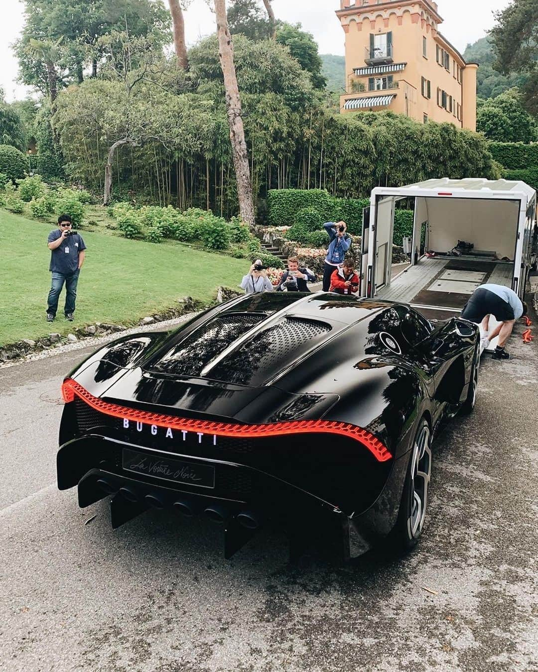 CARLiFESTYLEさんのインスタグラム写真 - (CARLiFESTYLEInstagram)「Is this Bugatti La Voiture Noire worth $18million? Photo by @horsepower_hunters #carlifestyle #lavoiturenoire」6月24日 13時39分 - carlifestyle