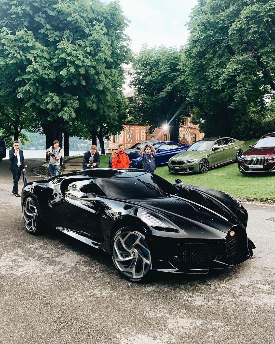 CARLiFESTYLEさんのインスタグラム写真 - (CARLiFESTYLEInstagram)「Is this Bugatti La Voiture Noire worth $18million? Photo by @horsepower_hunters #carlifestyle #lavoiturenoire」6月24日 13時39分 - carlifestyle