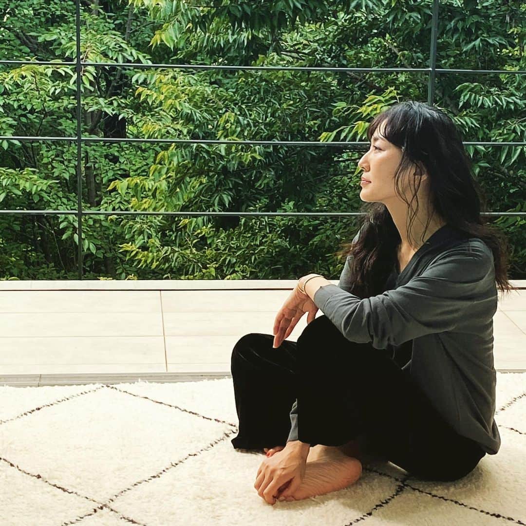 板谷由夏 さんのインスタグラム写真 - (板谷由夏 Instagram)「雑誌、美st撮影 都会の森に癒されます」6月24日 13時40分 - yukaitaya