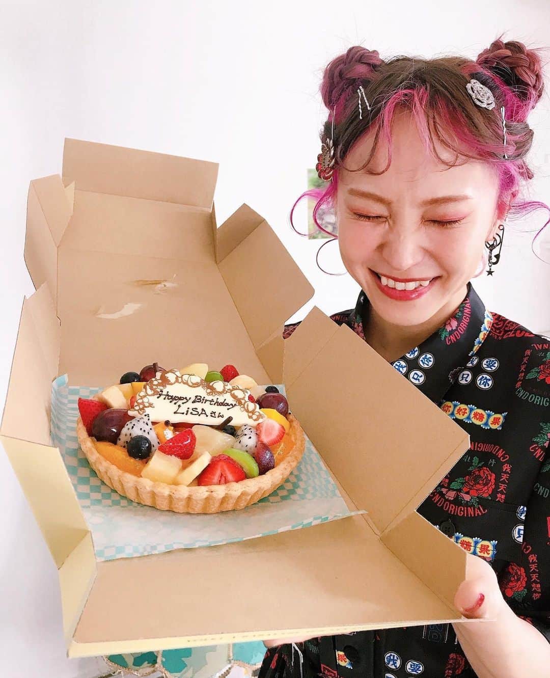 のインスタグラム：「まっすぐ真摯に突き進み続ける歌姫 @xlisa_olivex ちゃん㊗️お誕生日おめでとう🎊 このあいだの撮影終わりに、少し早めのお祝いをさせてもらいました🙊❣️ 会うといつも、キャンディ大好き！とたくさんの愛を伝えてくれるLiSAちゃん🥺❤️いつも本当にありがとう･･･😭」