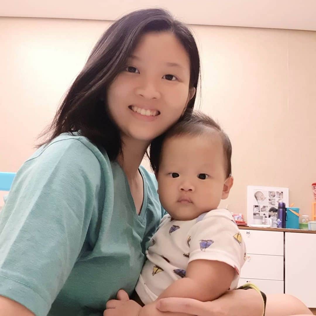 デビー・スサントのインスタグラム：「Memasuki Era NEW NORMAL versi aku 😌 Tetap di rumah sebisa mungkin dan tidak keluar rumah kalo ngak penting dan mendesak apalagi punya baby jadi aku harus extra menjaga kesehatan. Kenapa? Karena aku ngak mau jadi orang yang menularkan corona ke orang yang aku sayangi 😚 yes se simple itu. Mau tempat umum uda di buka mall di buka bener2 ngak ada hasrat mau pergi sekedar cuci mata, Big NO ! Mending tetap jaga kesehatan dulu karena kalo kita sehat dan pademi ini berakhir toh itu mall dll tetap berdiri tegak disana kan ngak kemana mana. Tapi kalo kita, kena corona syukur syukur kalo bisa sembuh dan balik ke rumah kalo balik ke ATAS piyeeeee 🙈 So segitu aja cerita mama mikha hari. Have a good day and stay safe everyone 🙏 #staysafe #wearamask #washhands #indonesiakuat #debbysusanto #mikhaelkayanadaya」