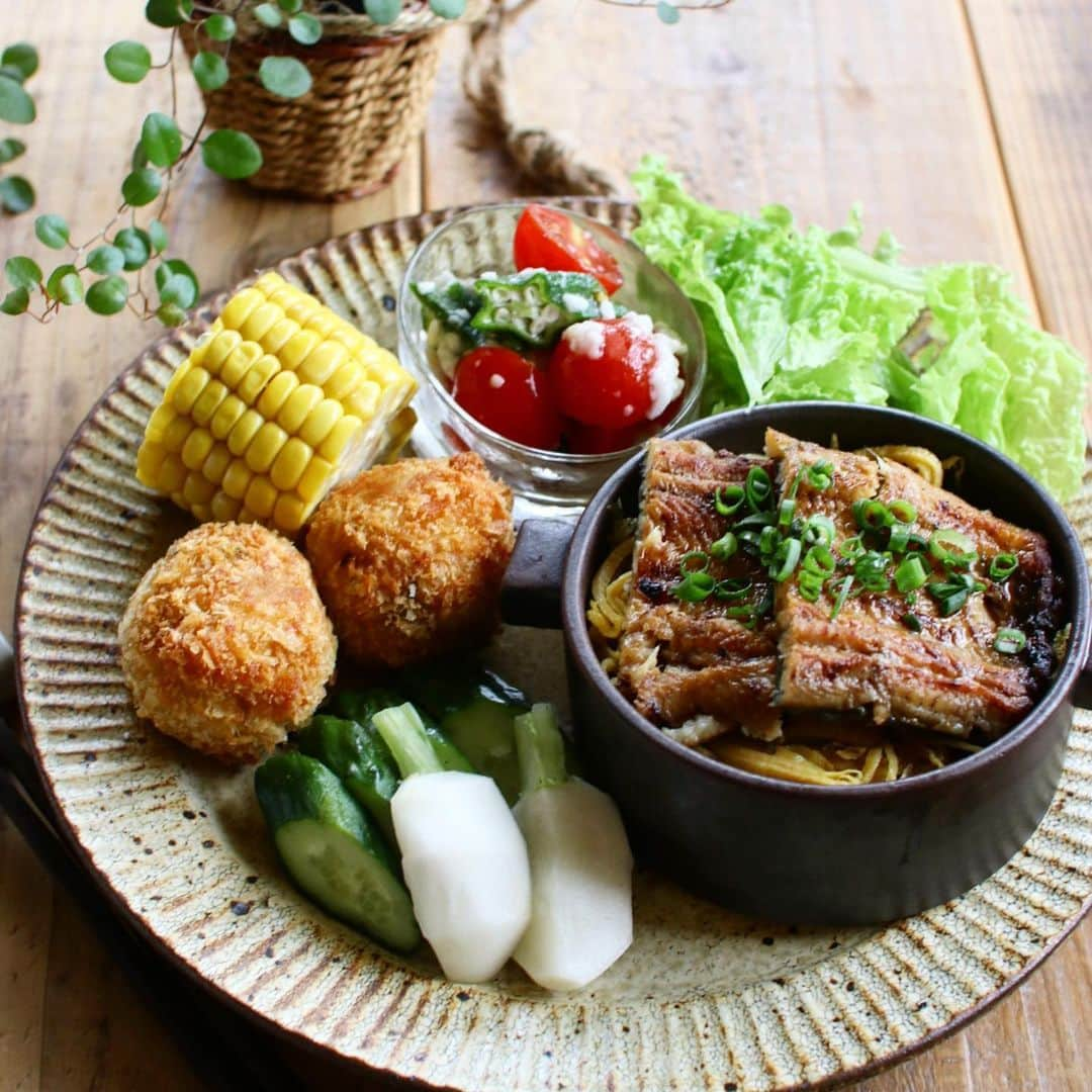 Atsukoさんのインスタグラム写真 - (AtsukoInstagram)「Today's lunch 2020.06.24 ･ ･ うな丼 おからコロッケ 蕪とキュウリのぬか漬け かぶの葉と雑魚炒め 茹でとうもろこし トマトとオクラの塩麹和え ･ ･ 昨日買ってきた鰻。 娘は昨夜食べなかったので、ランチに回しました。 でも半分こして、私のお弁当にも🤣 まぁいっか。笑 ･ ･ 今日飲み会だったのすっかり忘れてて💦 危なかったー💦娘はまだリモートなので、お散歩頼めてよかった😂😂」6月24日 13時58分 - sakuracafe001