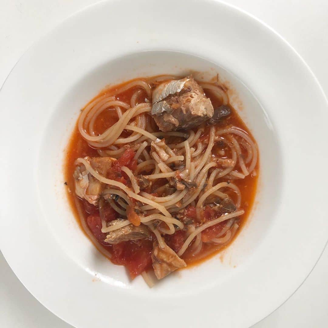 川戸沙羅のインスタグラム：「🌾グルテンフリーパスタ  少し前に作った料理🍳  減量終わったら食べようと買ってあったのに1度も登場させてなかった😂 とうもろこし粉ではなく米粉のパスタ🍝 トマト缶とサバ缶で👩🏼‍🍳 作った半分冷蔵庫に入れて次の日食べた冷製パスタも美味しかった🧏🏼‍♀️❤️ まだ5袋も残ってる😵 減量中についつい買っちゃうけど、いつものルーティンに無いものって結局眠らせてしまうよね😴  #グルテンフリー  #米粉レシピ  #グルテンフリーレシピ #ダイエット #ダイエットメニュー #おうちごはん  #サバ缶レシピ  #ボディメイク #ヘルシーレシピ」