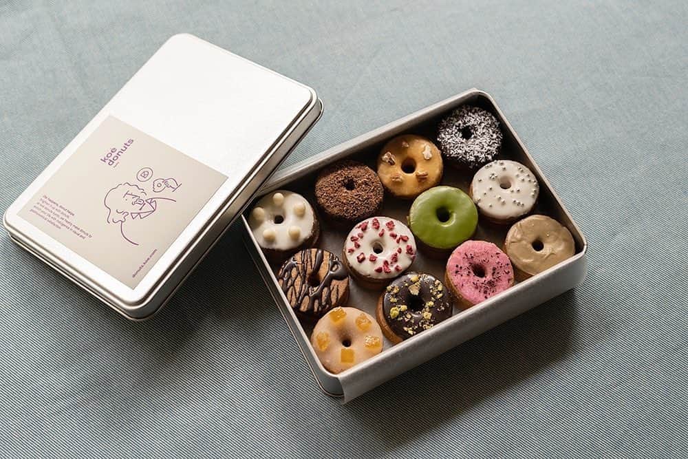 コエさんのインスタグラム写真 - (コエInstagram)「.﻿ .﻿ \ 販売開始！/﻿ 「koe donuts クッキー缶」﻿ ¥1,500+tax﻿ ﻿ koe donuts クッキー缶がリニューアル！🍪﻿ ドーナツのモチーフはそのままに、﻿ サクサクの食感がアップして再登場。﻿ 有機粉糖や有機アーモンドを使用してオリジナルのブレンドで焼き上げた﻿ 自慢の自家製クッキーです✨﻿ ﻿ #koedonuts #koeethical #donutsinnovation #donuts #cafestagram #genic_cafe #genic_sweets #cafetour #kyotocafe #ethical #コエ #コエドーナツ #ドーナツ #エシカル #エシカルドーナツ #地産地消 #カフェ巡り #京都カフェ #京都カフェ巡り #関西カフェ #四条カフェ #隈研吾 #長場雄 #京都観光 #도넛 #stayhome #おうち時間 #京都テイクアウト #togokyoto #クッキー缶」6月24日 13時59分 - koe_official