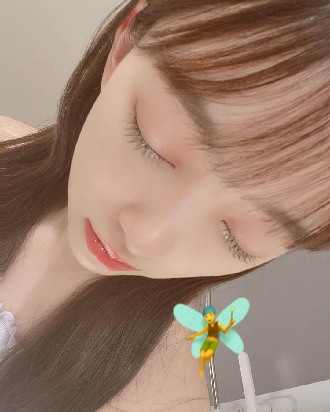 堀未央奈さんのインスタグラム写真 - (堀未央奈Instagram)「🧚🏻‍♀️ 最近の購入品🤍  左から @romand_jp リキッドグリッターシャドウ01 …黒目下の涙袋に塗る❤︎ @shiro_japan エッセンスリップオイルカラー0A06…  @clarinsjp コンフォートリップオイル04を 塗った上からshiroのラメグロスを塗ってうるつやに❤︎ @romand_jp 02ドライローズ… 上瞼に左上と右上を混ぜた色を塗って左下のラメを指で乗せて、 下瞼は左上と右下を混ぜて目尻側にたれ目風にいれる❤︎ まぶたも唇もツヤキラ🧚🏻‍♀️な メイクが完成しました〜🍧🍧 #みおなメイク #乃木坂46 #堀未央奈」6月24日 14時01分 - horimiona_official