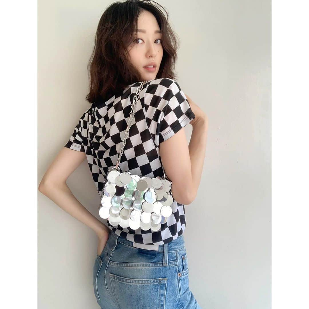 松島花さんのインスタグラム写真 - (松島花Instagram)「: ◻️◼️Outfit◻️◼️ 洋服だいすきだけど...❤︎❤︎❤︎ 正直、デニムとTシャツがあれば 生きていける🤭笑👖 : Bag: paco rabanne Denim: RE/DONE T-shirt: SAINT LAURENT Shoes: ZARA #hanaoutfit #ootd #outfit #fashion #花私服 #私服」6月24日 14時09分 - hana_matsushima_official