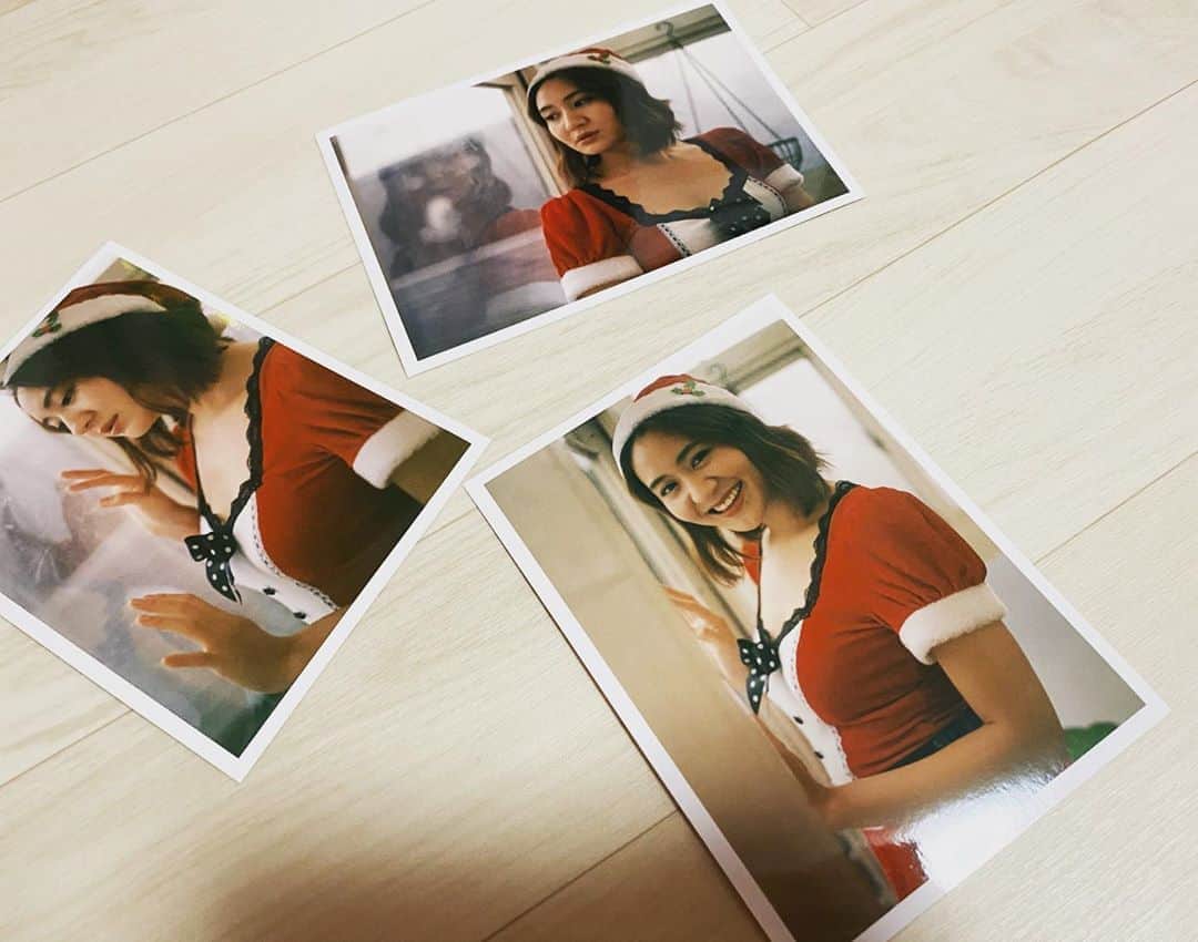 依東杏奈のインスタグラム：「ドラマが生まれそうな素敵な写真頂きました✨ もう生まれてるね笑🤓 ありがとうございます！！😍 サンタさんの服きてるね🎅❤️ #サンタコス #ドラマ の　#ワンシーンみたい 😻👍」