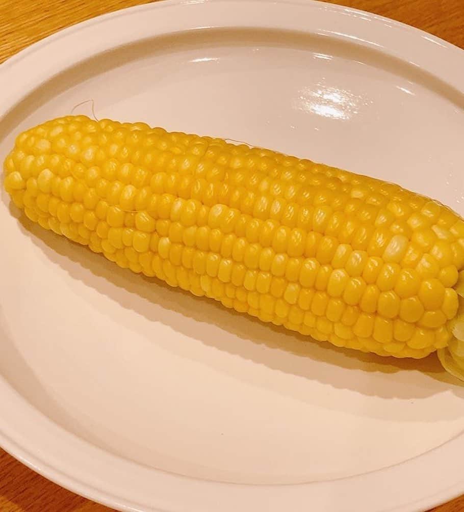 佐藤千晶のインスタグラム：「個人的に歯に挟まる食べ物ナンバーワンの「とうもろこし」🌽 それでも気にせずガブリと食べるのが 大好きです😍 Twitterで「歯に挟まる食べ物アンケート」にお答えいただいた皆さま、ありがとうございました✨1日限定で回答お願いしたのに予想以上の約400の回答数にびっくりしました！皆さんもいろんな食べ物が歯に挟まっているんだなあと思った次第です（笑）ニラもゴマもパイナップルも歯に挟まるよね。うんうん。  #とうもろこし #旬 #歯に挟まる #ガブリと食べる  #塩茹でしたあと食べる直前にも塩かけてたべる #おいしい #アンケート #Twitterもよろしくね😊」