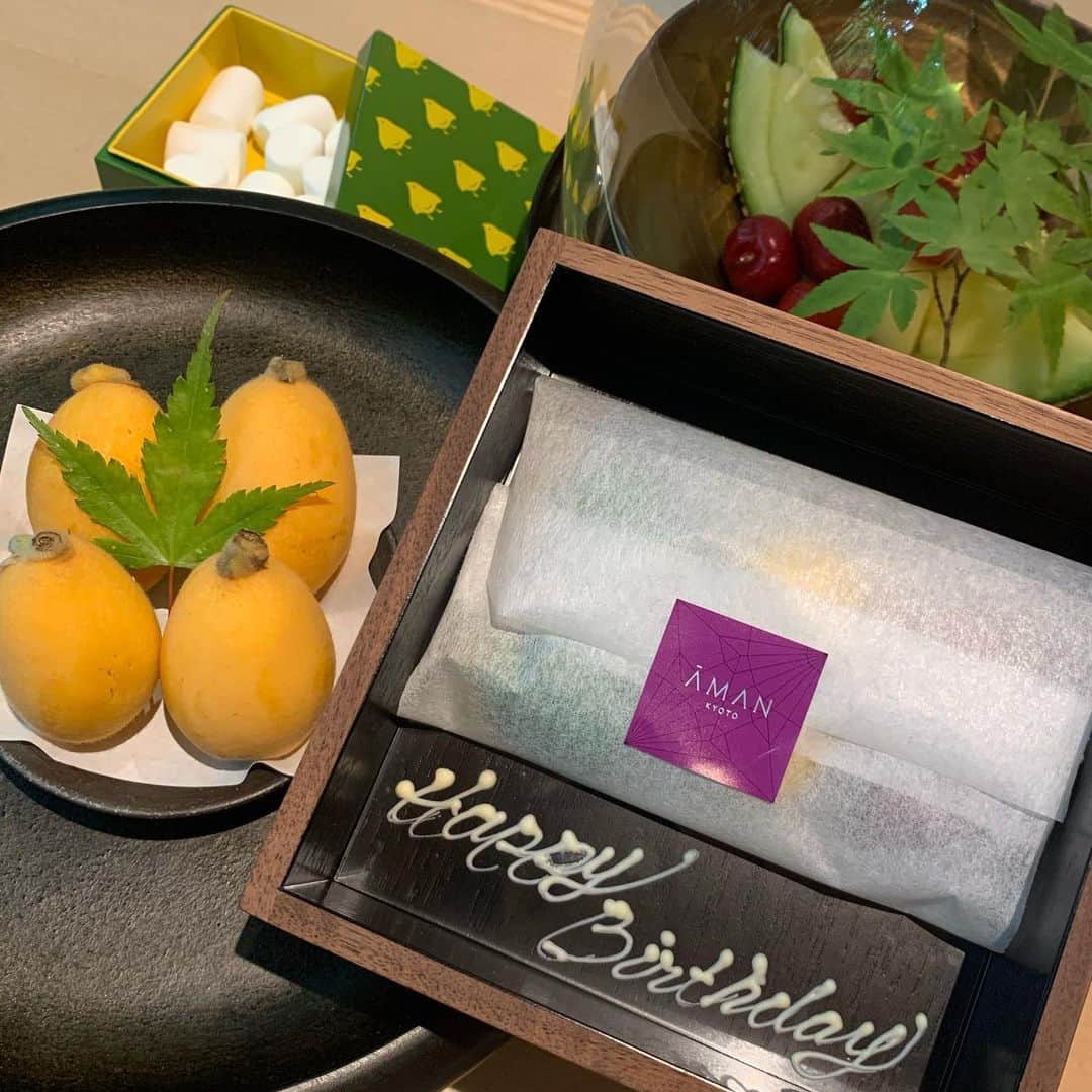 のインスタグラム：「5月に楽しみにしてたTDLのお誕生日旅行🚅がなくなったのを不憫に思ってか彼が連れ出してくれた @aman_kyoto 👱🏻‍♂️﻿ ﻿ 行き先は聞いてなかったのでワクワクして車🚘に乗り込むも、近すぎてほんの数分で到着😛﻿ ﻿ 同じ京都なのに、ここはまるで海外に来たみたいに静かでゆったりとした空気が流れて、緑🌿のエネルギーとマイナスイオンのあふれる非日常なところ💕 ﻿ #ks_20✨ #ks_kyoto✨ #京都　#アマン　#アマン京都　#aman #amankyoto #京都旅行　#京都観光　#S⭐️_ #M🍒_  #s⭐️m🍒」