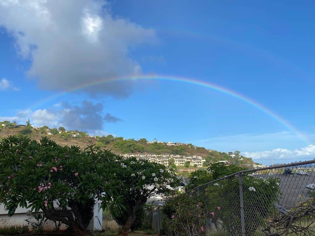 Kujira Clubさんのインスタグラム写真 - (Kujira ClubInstagram)「✳︎ 今日のハワイ。 うっすらダブルレインボー。 ✳︎ ハワイは天気雨が多いので、虹がよく見れます。 ハワイはレインボーステート(虹の州)とニックネームがあり、車のナンバープレートにも虹がよく描かれています。 ハワイ滞在中に虹を見るとと、またハワイに戻ってこれると言われています。 ハワイは10月から3月が雨季となりますが、年間通して虹は見れます。 ✳︎ ✳︎ ヒルトンタイムシェア営業、予約可能状況(6月22日現在) ・ラスベガス全タイムシェア営業中 ・ホクラニ7月16日以降予約可能 ・ホクラニ以外のオアフ島8月1日以降予約可能 ✳︎ ハワイ＝日本のフライト情報 (6月16日現在) ANA 7月末まで運休 JAL  7月末まで運休 デルタ航空　10月24日まで運休 ハワイアン航空　7月15日まで運休 ユナイテッド航空　8月3日まで運休 大韓航空　8月末まで運休 ✳︎ 6月16日からハワイ島内の移動では14日間の隔離は解除。これでコロナが広がらなければ徐々に解除範囲を広げる予定らしいです。 州外旅行者は7月末まで14日隔離要。 ✳︎ 日本時間毎週土曜日午前11時(ハワイ時間金曜日午後4時)くじら倶楽部のFacebook アカウントでLive中継を予定しています。Liveでなくてもご覧頂けますので、今のハワイを見たい方は是非Facebook ページにどうぞ。 ハワイ好きな皆様に生ハワイを見て頂き癒されて欲しいなと思います。 ✳︎ 3月23日夕方からホノルル市長命令の外出制限が始まりました。 (6月末迄延長決定) くじら倶楽部も急遽ワイキキオフィスを閉め、全員在宅勤務に移行となりました。 慣れない事で、オフィスと同様の仕事環境にはない為、皆様にはご迷惑をおかけするかも知れません。 早くコロナウィルスが終息し楽しいハワイ旅行ができるよう、協力し頑張りたいとスタッフ一同願っております。 ✳︎ 在宅勤務ですが、メールの対応はしております。 電話対応もしておりますが、いきなりの市長からの在宅勤務命令で学校休校、家族全員在宅勤務等、環境が完全ではない事を予めご承知おき頂ければと思います。 ✳︎ タイムシェアの事なら、使い方までしっかり教えるアフターケアも万全のくじら倶楽部へご相談下さい。 ✳︎ タイムシェア物件はほぼ全室スイートルームタイプでリビング、キッチン付き。 ✳︎ くじら倶楽部の中古タイムシェア物件ならリゾート直販より賢く、お得に、暮らすようなハワイ滞在時間を過ごす事が可能です。 ✳︎ くじら倶楽部は リスティング数700件 年間成約数250件(2019年実績) タイムシェアリセール売買は業界no.1！ ✳︎ タイムシェアのアップグレード、ダウングレード、買い増し、買い替え、売却、購入、名義変更も！ リセールを知っていれば良かった。 早くタイムシェアの存在を知っていれば良かった。 の声多数！ ✳︎ 各リゾートを知りつくしたタイムシェアエキスパートがお客様に合った物件をご提案します。 お客様の旅のスタイルをお聞かせ下さい♪ ✳︎ くじら倶楽部の販売員は、全員ハワイ州不動産免許保持者ですので、安心してご相談下さい。 ✳︎ #おひとりさま旅行 から #3世代旅行 #女子旅 #子連れハワイ #ハワイ家族旅行 #母娘旅 迄お気軽に☎︎💌 ✳︎ #くじら倶楽部 #kujiraclub #ハワイ  #ヒルトンハワイアンビレッジ #タイムシェア #ワイキキ #インスタハワイ #ハワイ好きと繋がりたい #マリオットコオリナビーチクラブ #アウラニディズニー #再販 #不動産仲介 #ハワイ不動産　#今日のハワイ #ハワイ大好き #虹 #レインボー #ダブルレインボー」6月24日 14時25分 - kujiraclub