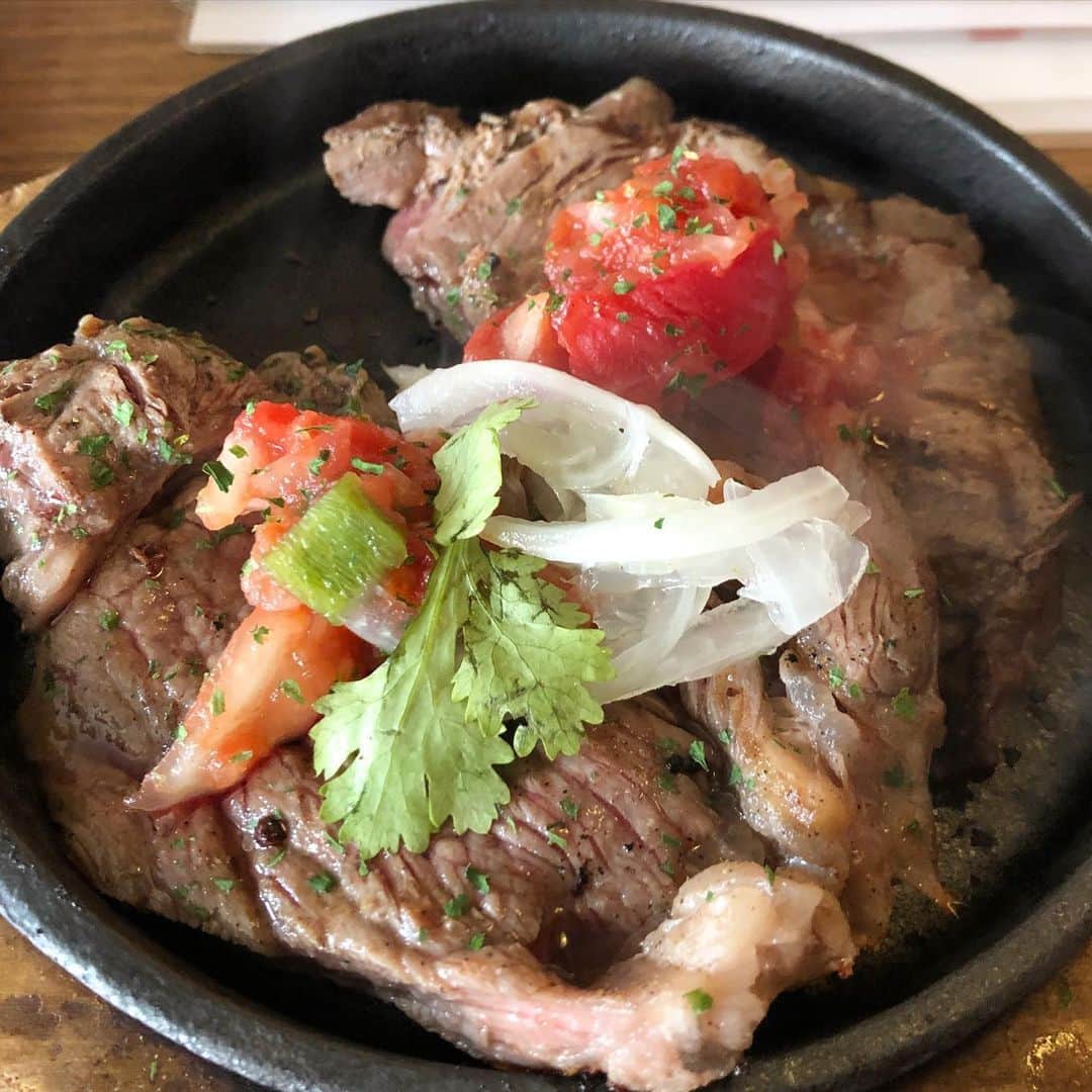 佐藤竜雄のインスタグラム：「リハビリ後はメキシコ牛で超回復。 #バーボンハウス #texmexdinner #ステーキライス #追加ステーキ #アボカドディップ #foodstagram」