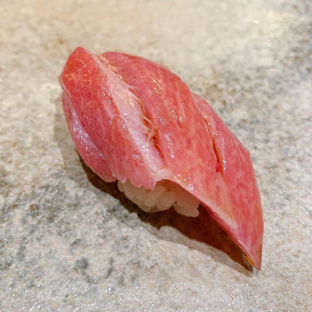 金巻ともこさんのインスタグラム写真 - (金巻ともこInstagram)「おいしかったー！！　インスタ始められたそうです、つぼみさん。  寿司食べすぎって言いたい気持ちはわかるんですけど、いろんな事情があるんですよ！ （いや自粛期間中に予約してキャンセルになってしまったお寿司屋さんからわざわざ営業再開のご連絡いただいたら予約しちゃうじゃん……ということをやっていたら今月の寿司が増えてしまったのだ！！） #寿司 #sushi #鮨つぼみ  #おそとごはん金巻」6月24日 14時59分 - tomotomoco