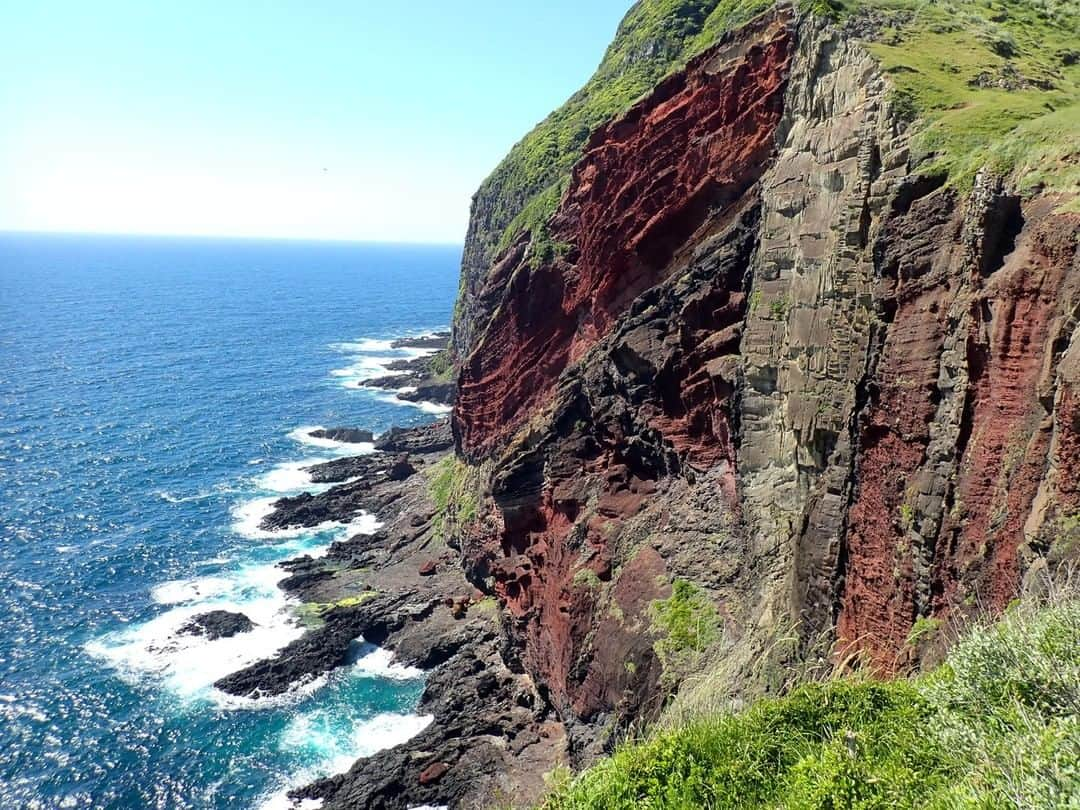 日本の国立公園さんのインスタグラム写真 - (日本の国立公園Instagram)「Follow: @nationalpark_japan⠀ Location: Sekiheki(Red Cliff)/赤壁⠀ .⠀ Here at Sekiheki (lit. Red Cliff), you can observe the remains of ancient volcano and traces of eruptions. The beauty of the carmine rock surface is just impressive.⠀ .⠀ On our Instagram, we will also share wonderful photos of National Parks of Japan posted on Instagram with the tag #nationalparksjp. We look forward to your participation!⠀ .⠀ #DaisenOkiNationalPark #大山隠岐国立公園 #岡山県 #鳥取県 #島根県⠀ .⠀ #NationalPark #nationalparks #nature #findyourpark #instafollow #japan #landscape #landscape_lovers #ourplanetdaily #landscapephotography #hiking #outdoors #traveling #travel #explore #visitjapanjp #日本 #國家公園 #일본 #국립공원 #国立公園」6月24日 15時00分 - nationalpark_japan