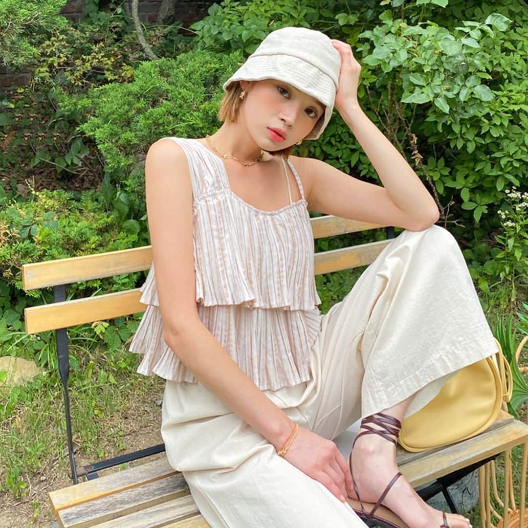 DHOLICさんのインスタグラム写真 - (DHOLICInstagram)「★NEW ITEM★⁣⁣⁠ 24時間限定【10%OFF】⁠ プチプラ￥2,541！1枚で存在感抜群！⁠ プリーツ×ティアードの揺れ感が女性らしい1枚です。⁠ ———————————————————⁣⁣⁠ 【LADIES】⁠ プリーツストライプスリーブレス・全3色⁠ ￥2,541(税込)⁠ 【LADIES】⁠ リネン混ワイヤーバケットハット・全3色⁠ ￥2,574(税込)⁠ 【LADIES】⁠ スリムレースアップサンダル・全3色⁠ ￥4,873(税込)⁠ ———————————————————⁣⁣⁣⁣⁠ [933683]⁠ #DHOLIC#onlineshop#fashion⁣⁣⁠ #プチプラ#大人かわいい#トレンドコーデ⁠ #スリーブレス#着回し#夏コーデ⁠ #ガーリーコーデ#大人カジュアル」6月24日 15時15分 - dholic_official