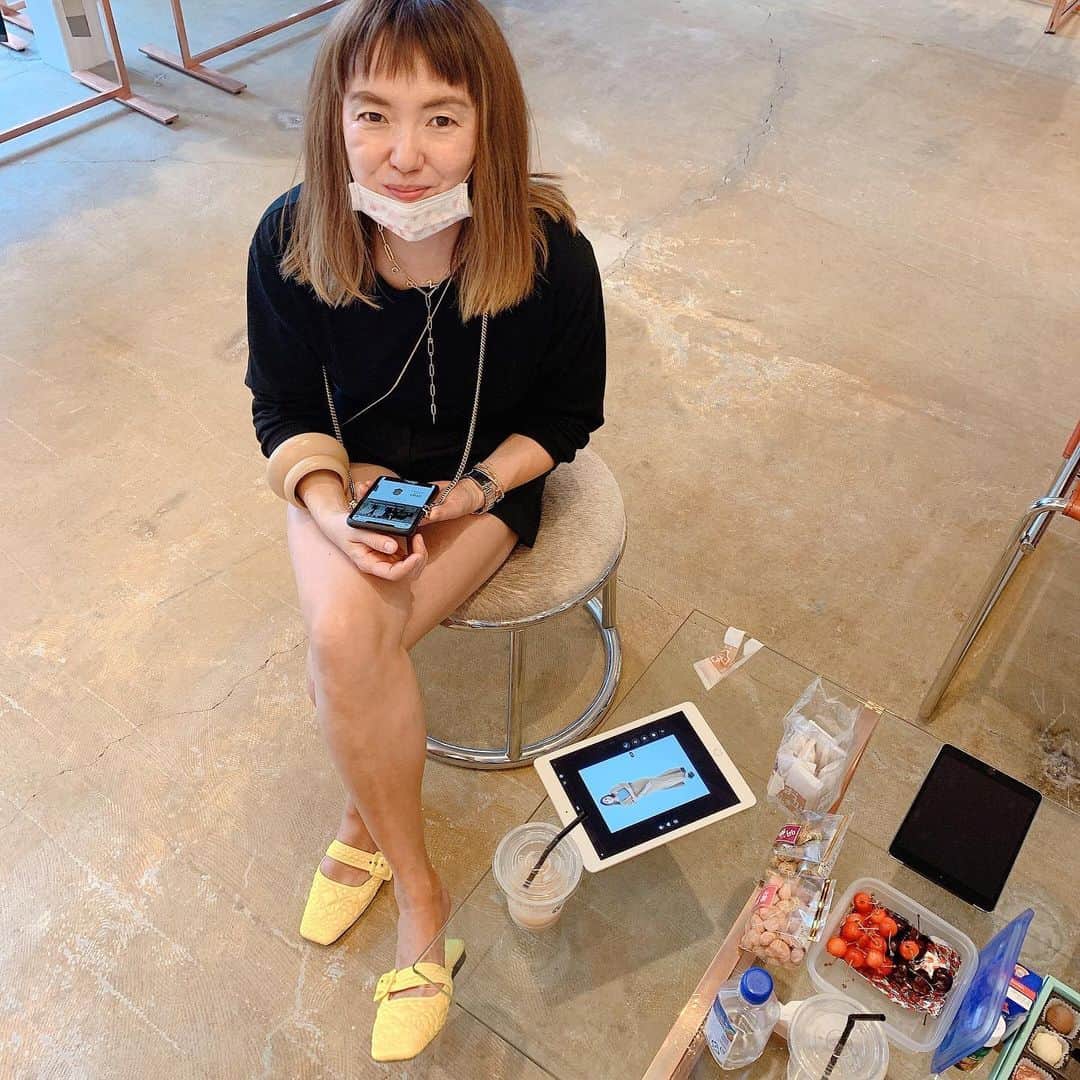 otona MUSEさんのインスタグラム写真 - (otona MUSEInstagram)「mikomori & THIRD magazineの展示会にお邪魔。  3ヶ月ぶりくらいのコズさん。今日も美脚✨  着てるカットソーはmikomoriとTHIRD magazineのコラボ。 しかし、ずーっと食べてるな😂  #otonamuse #オトナミューズ #ミューズ編集T #安西こずえ #スライドしてもしてもコズさんオンリー🤣 @mikomori_official @third_magazine」6月24日 15時27分 - otonamuse