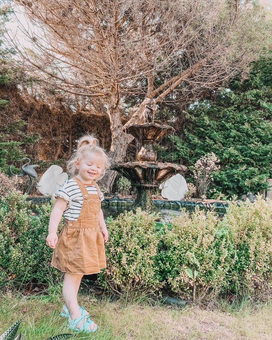 ルイーズ・ペントランドさんのインスタグラム写真 - (ルイーズ・ペントランドInstagram)「🌱Photoshoot in a garden centre anyone? Ok, I won’t lie, I only went in because they have an amazing food hall with fresh bread and amazing cheeses 🧀. I’m not a very good plant Mum! (Anyone else just kill all plants and then feel inferior?! Just me??🤣) . I tell you who did love all the flowers- Pearlie. She’s missed being out and about so much that 15 minutes in an empty garden centre was a real treat, it was lovely to see🌸 . Lemme know about your day, I like to feel connected. Will you be having a #gardencentre mooch? 🌻🧡🌻Xxx #LPMumLife」6月24日 15時29分 - louisepentland