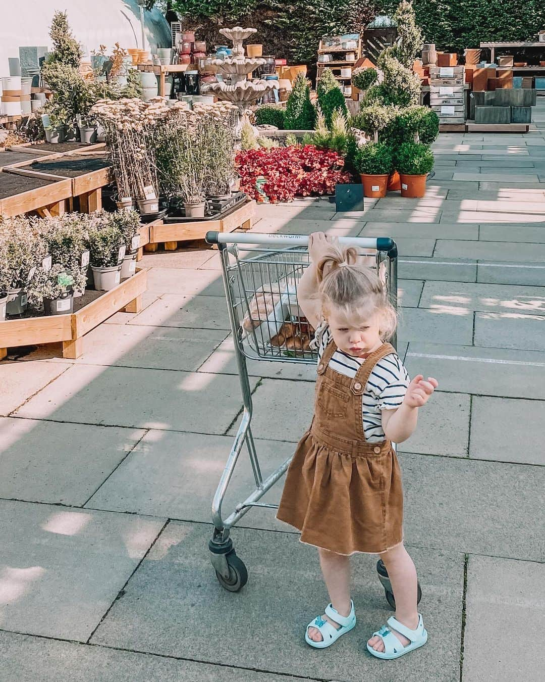 ルイーズ・ペントランドさんのインスタグラム写真 - (ルイーズ・ペントランドInstagram)「🌱Photoshoot in a garden centre anyone? Ok, I won’t lie, I only went in because they have an amazing food hall with fresh bread and amazing cheeses 🧀. I’m not a very good plant Mum! (Anyone else just kill all plants and then feel inferior?! Just me??🤣) . I tell you who did love all the flowers- Pearlie. She’s missed being out and about so much that 15 minutes in an empty garden centre was a real treat, it was lovely to see🌸 . Lemme know about your day, I like to feel connected. Will you be having a #gardencentre mooch? 🌻🧡🌻Xxx #LPMumLife」6月24日 15時29分 - louisepentland