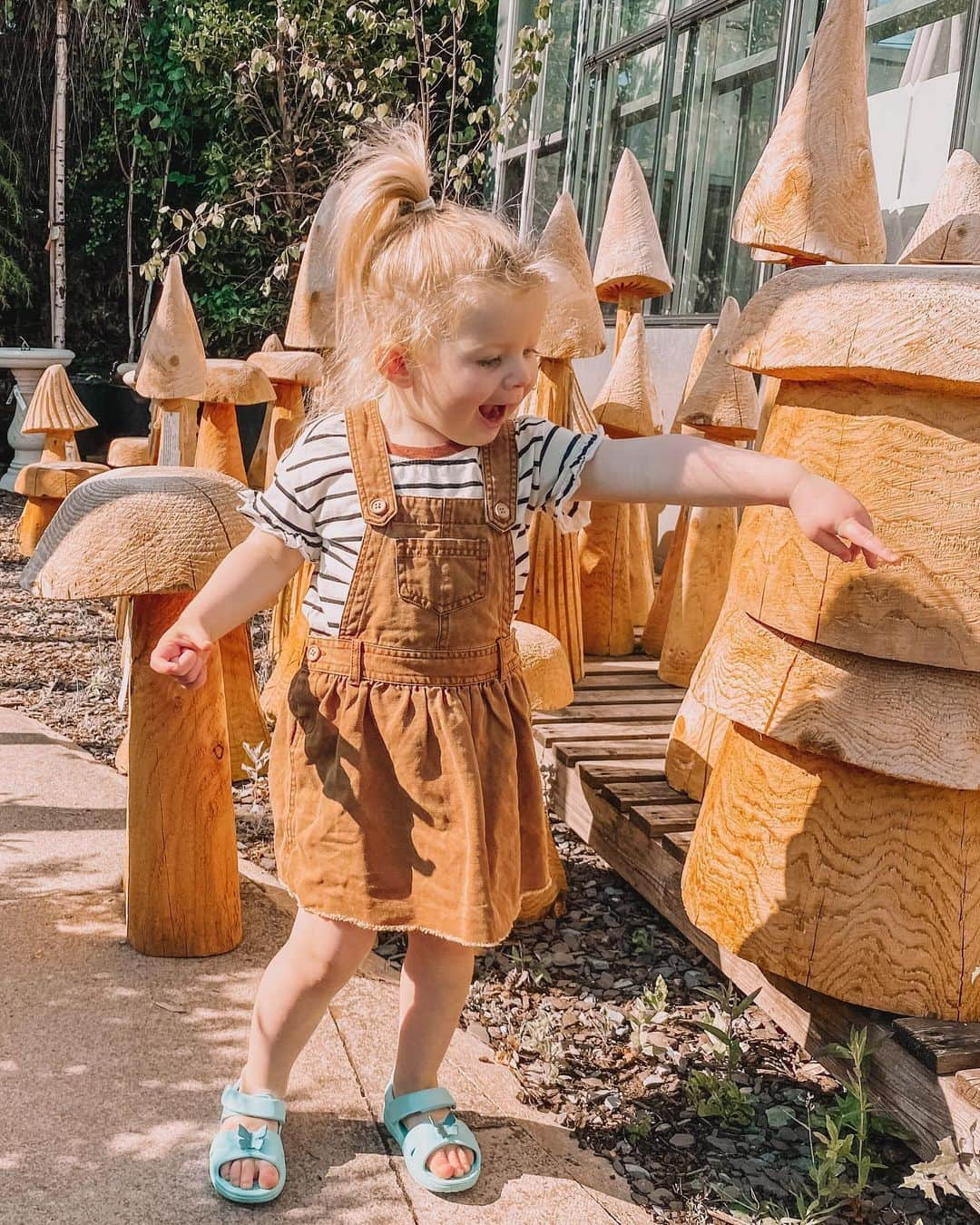 ルイーズ・ペントランドさんのインスタグラム写真 - (ルイーズ・ペントランドInstagram)「🌱Photoshoot in a garden centre anyone? Ok, I won’t lie, I only went in because they have an amazing food hall with fresh bread and amazing cheeses 🧀. I’m not a very good plant Mum! (Anyone else just kill all plants and then feel inferior?! Just me??🤣) . I tell you who did love all the flowers- Pearlie. She’s missed being out and about so much that 15 minutes in an empty garden centre was a real treat, it was lovely to see🌸 . Lemme know about your day, I like to feel connected. Will you be having a #gardencentre mooch? 🌻🧡🌻Xxx #LPMumLife」6月24日 15時29分 - louisepentland