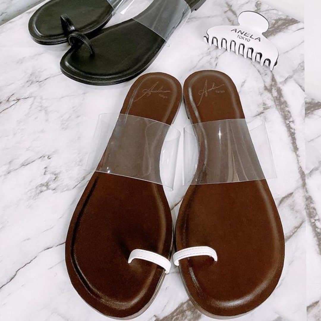 のインスタグラム：「𝑨𝒏𝒆𝒍𝒂'𝒔 𝑺𝑯𝑶𝑬𝑺👠 ﻿ ﻿﻿ 【SALE 20%OFF】 ． -スリムフラットクリアサンダル-﻿ 2020年はバージョンアップしてリバイバル致しました✨﻿ クッションを施し疲れ知らずフラットサンダルです。﻿ ﻿ ﻿ #bestseller #masthave #accessories #new#newarrival #date ﻿ #summer#shoes#sandals #anelatokyo﻿」